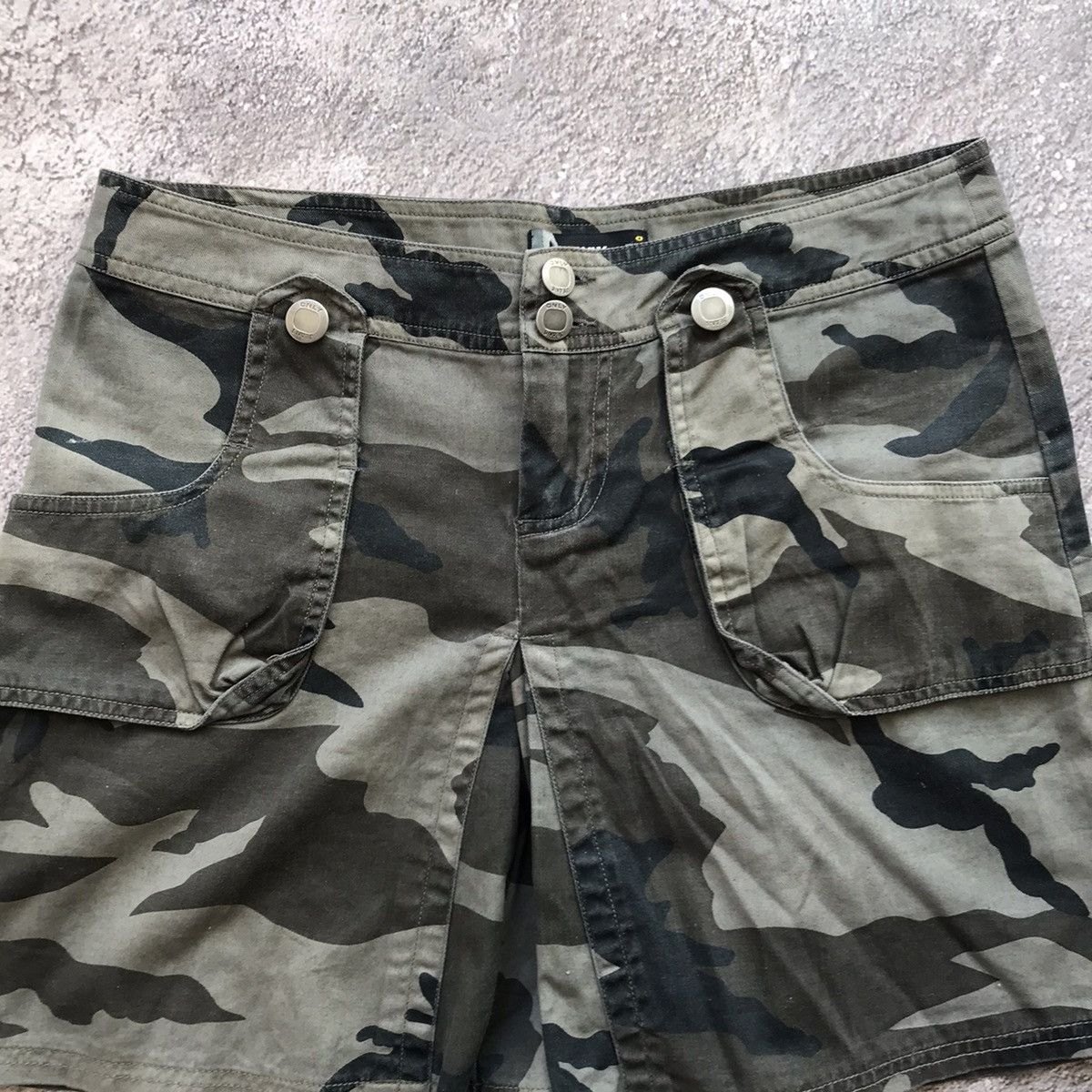 Vintage Vintage Y2K Camo Cargo Shorts Baggy Streetwear Skate Logo 27 Size 27" / US 4 / IT 40 - 4 Thumbnail