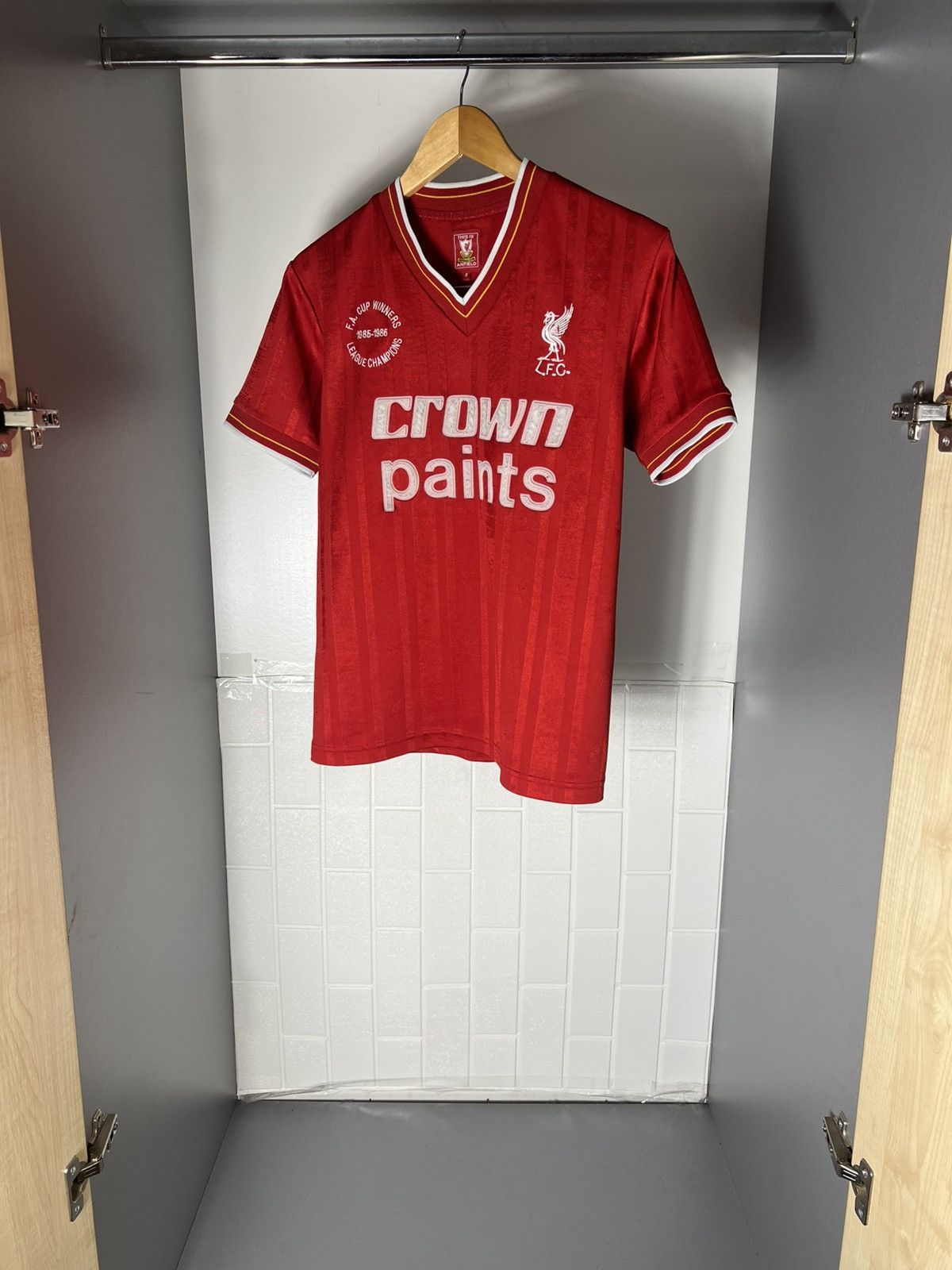 Vintage VERY RARE FC LIVERPOOL ENGLAND SOCCER JERSEY RETRO Y2K 90s Size US S / EU 44-46 / 1 - 9 Thumbnail