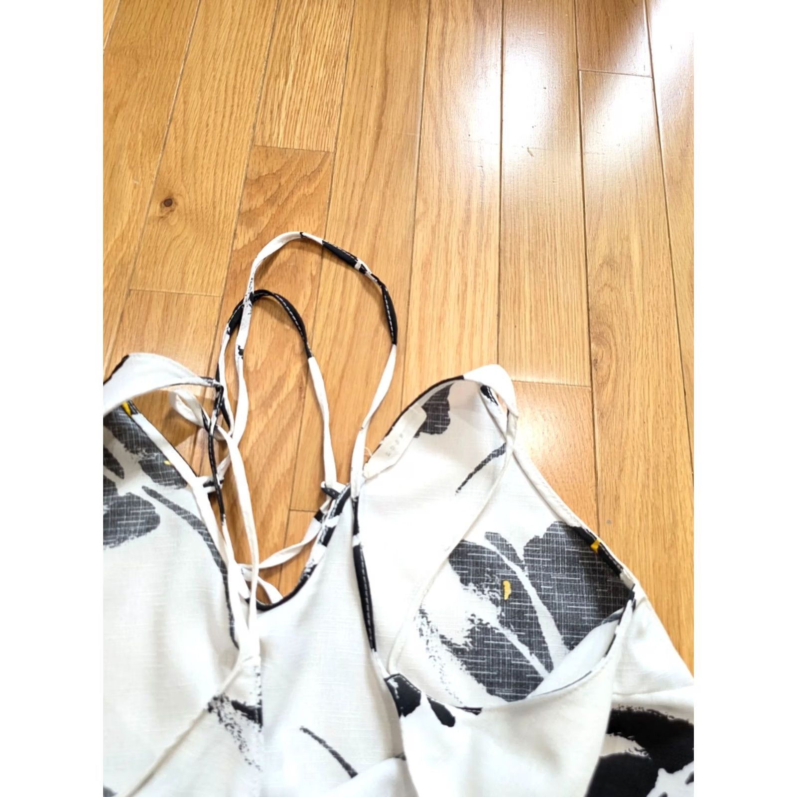Vintage Cami Crop Top Women's OS White Black Floral Sleeveless V-Neck Crisscross Back Tank Cropped Summer Lightweight Polyester Size ONE SIZE - 3 Thumbnail