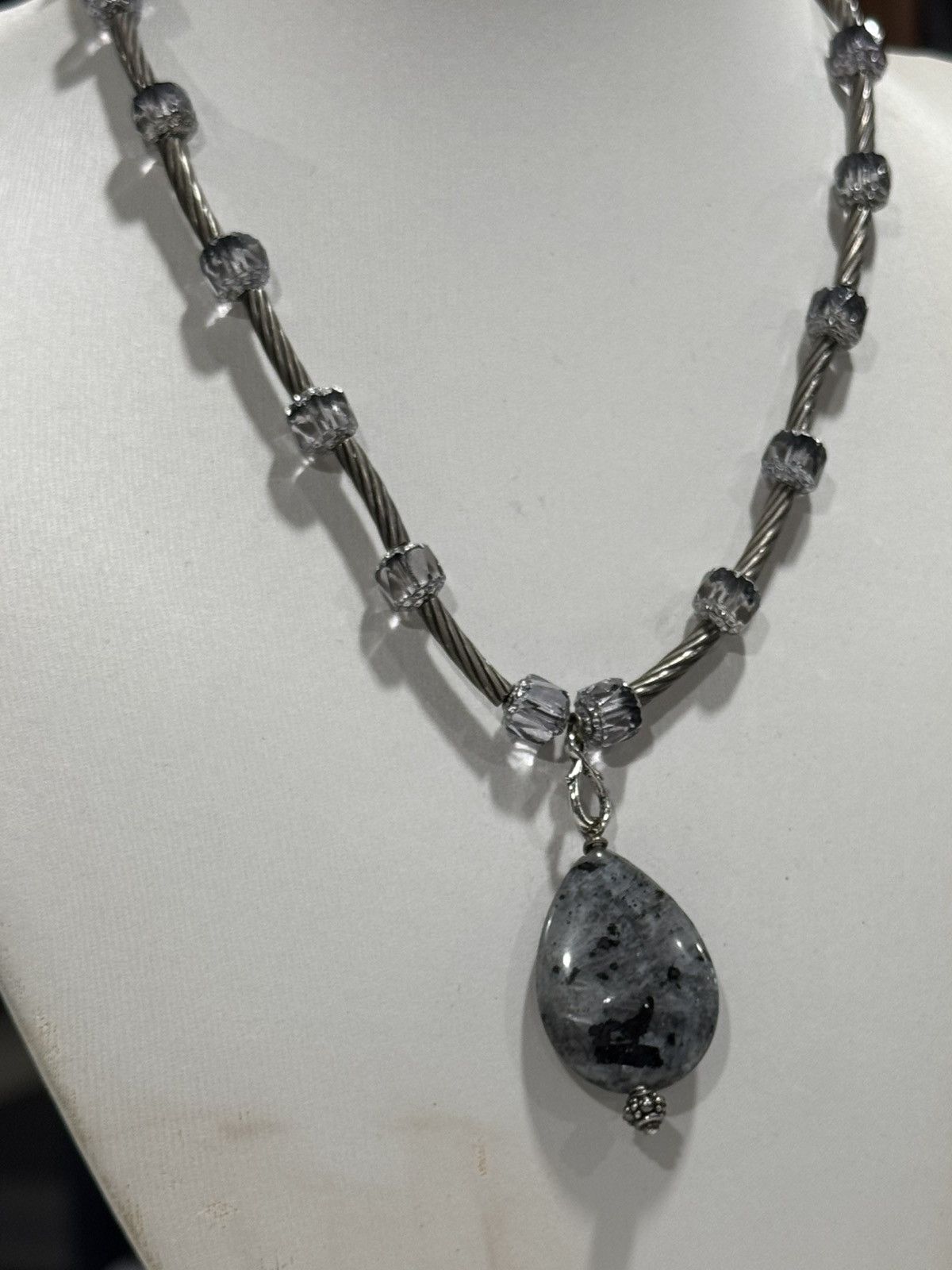 Jewelry This is a 18KGP necklace with a teardrop-shaped larvikite Size ONE SIZE - 5 Thumbnail
