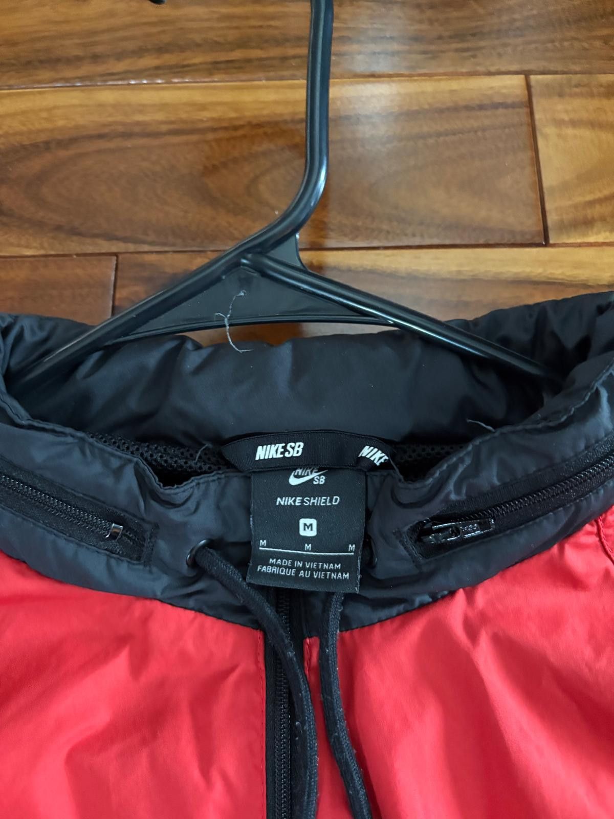 Nike Nike SB Shield Packable Hood Men Jacket Red Black Size US M / EU 48-50 / 2 - 2 Thumbnail