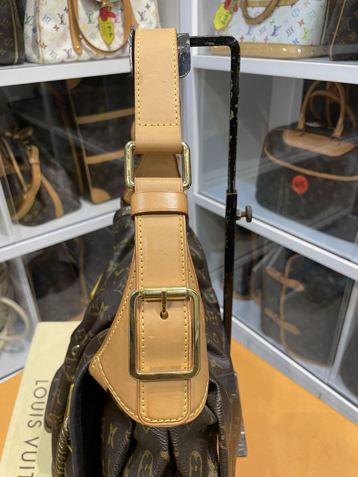 Louis Vuitton AUTHENTIC LOUIS VUITTON LIMITED EDITION KALAHARI GM Size ONE SIZE - 7 Thumbnail