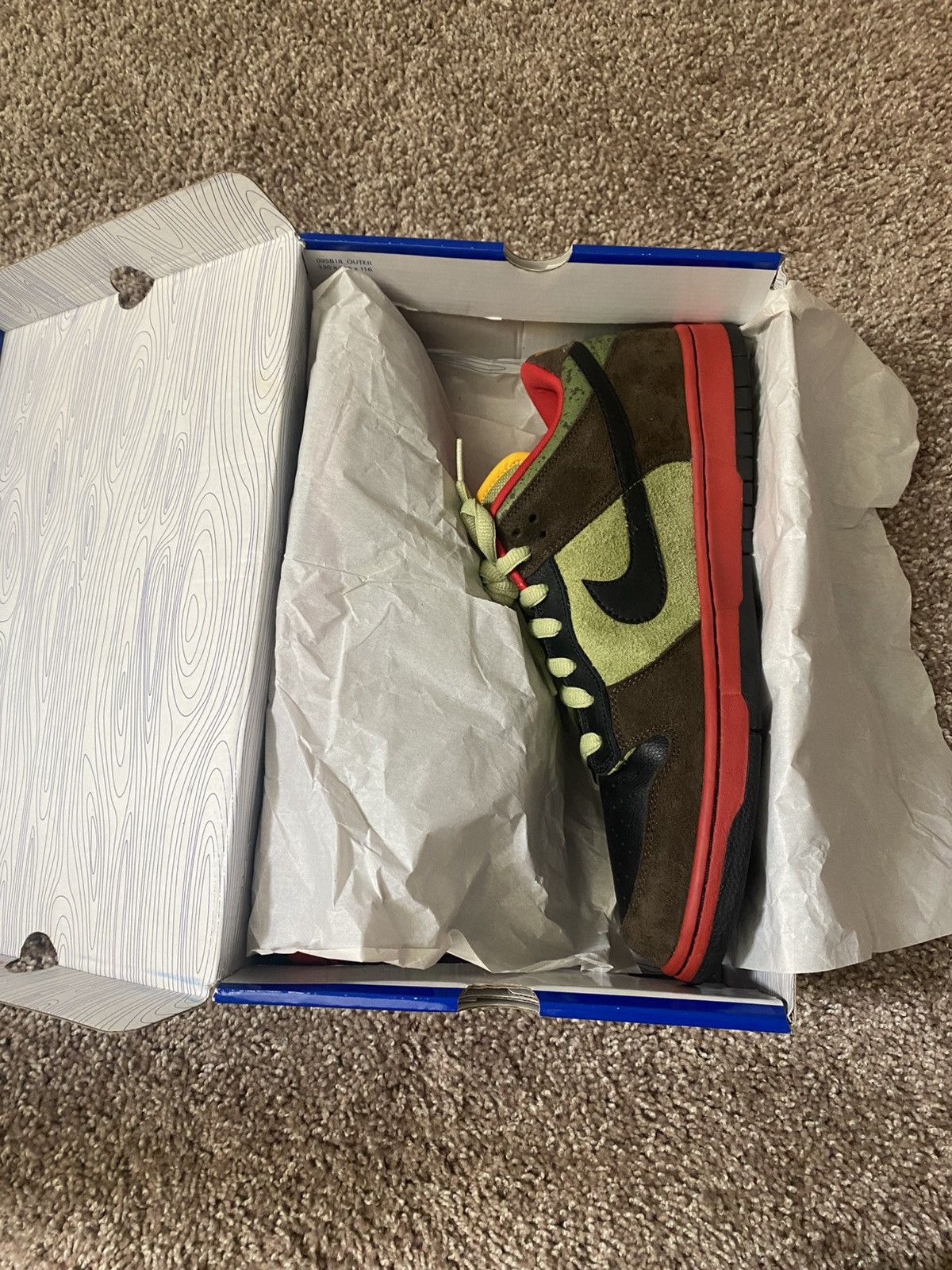 Nike Nike sb dunk low asparagus Size US 13 / EU 46 - 18 Thumbnail