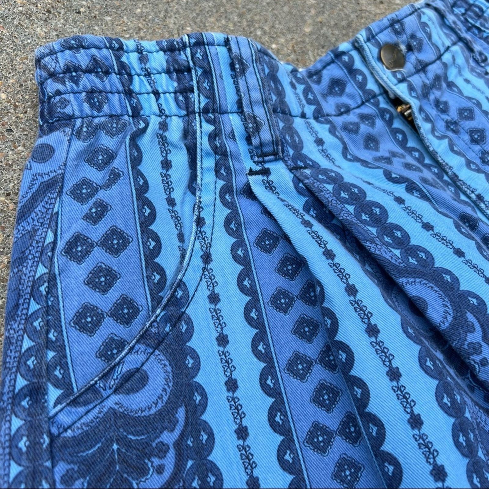 Vintage blue medallion stripe pleat front bareback high waist shorts Size 29" - 2 Thumbnail