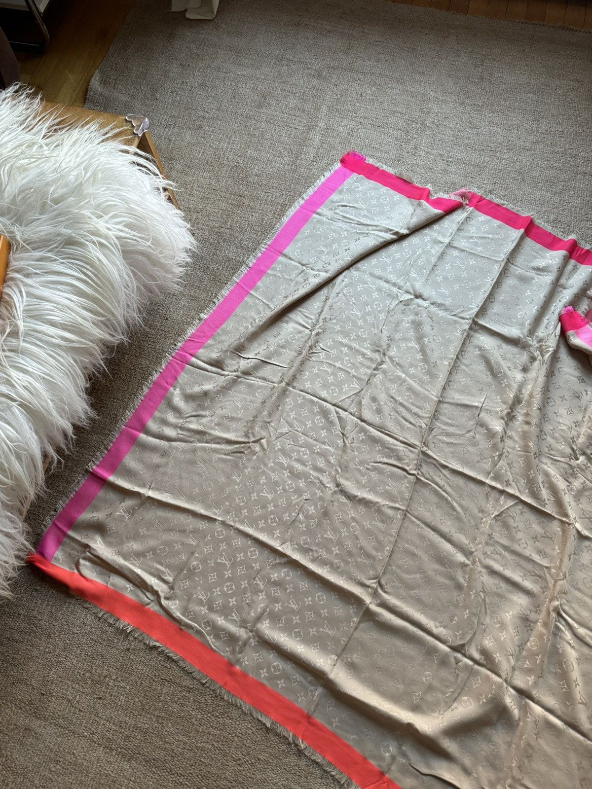 Louis Vuitton New LV scarf, never used Size ONE SIZE - 4 Thumbnail