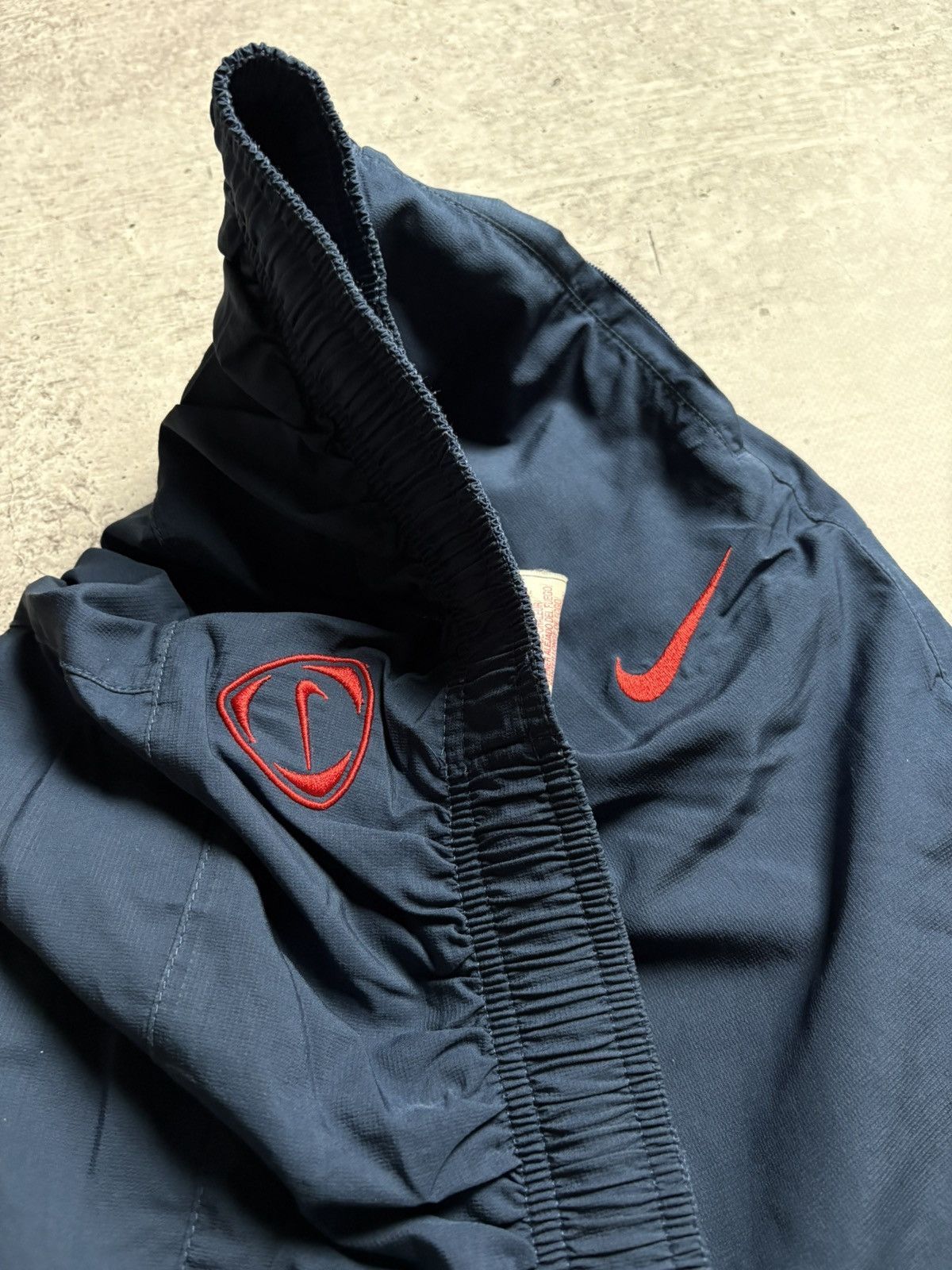 Nike Vintage Nike Barcelona Nylon Sweatpants Size US 34 / EU 50 - 8 Thumbnail