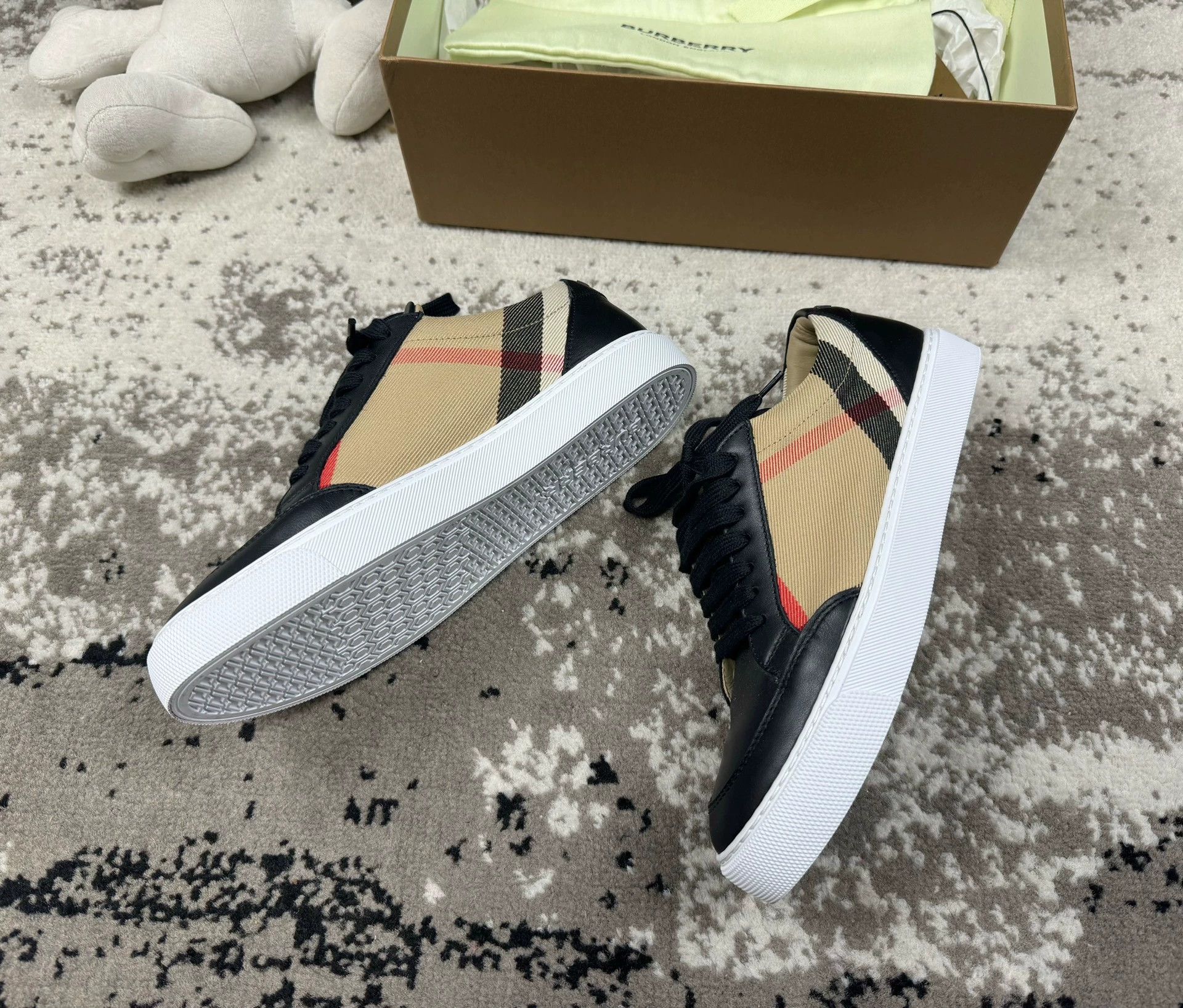 Burberry Burberry check shoes new eur 37 Size US 6.5 / IT 36.5 - 4 Thumbnail
