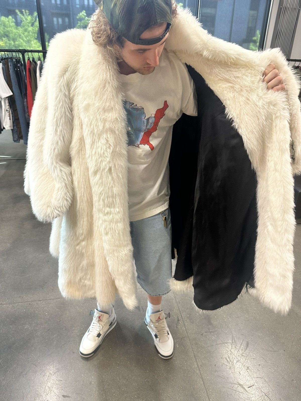 Balenciaga Balenciaga BB A-Line Faux-Fur Coat White Size US XL / EU 56 / 4 - 5 Thumbnail