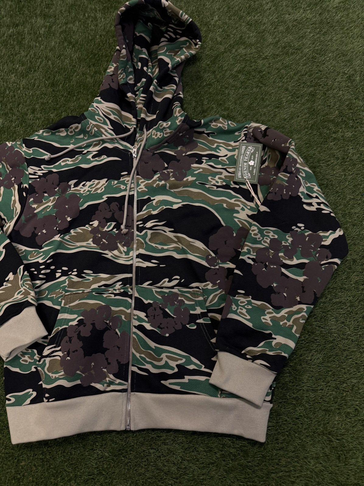 DENIM TEARS Denim Tears Cotton Wreath Hoodie Green Size Medium (NEW) Size US M / EU 48-50 / 2 - 2 Thumbnail