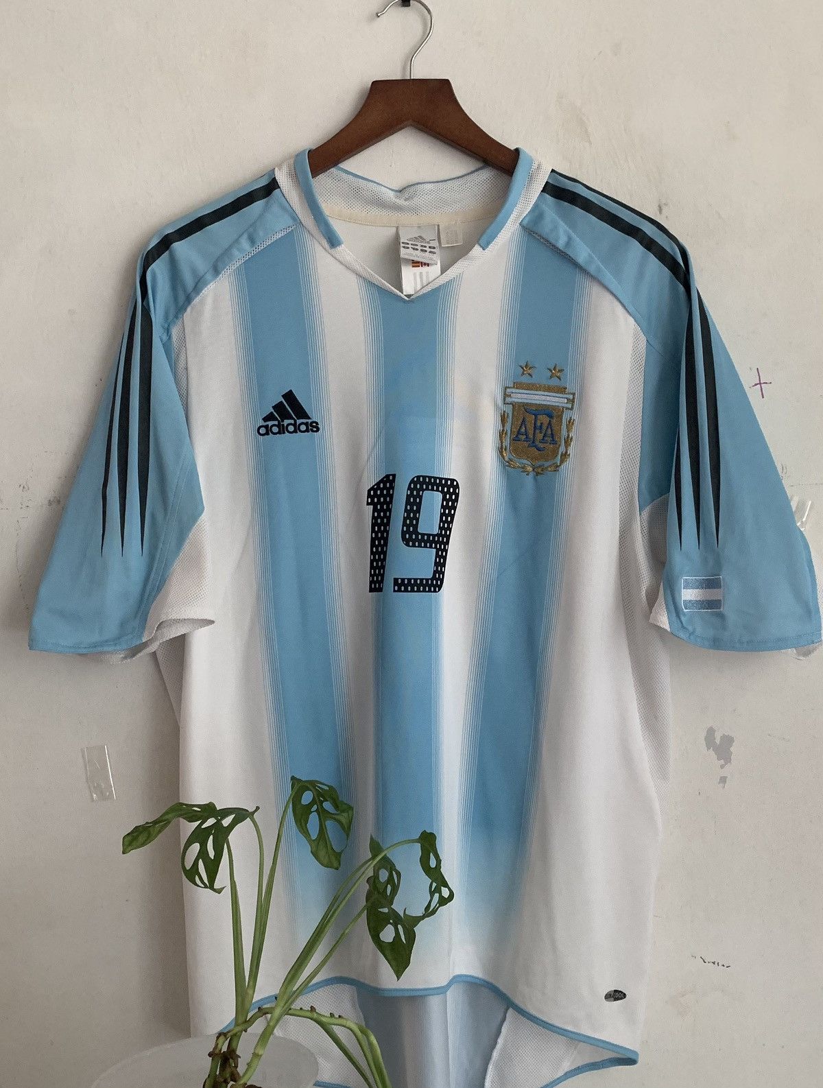 Adidas • 2004/2005 Argentina home kit jersey No.19 Messi Size US L / EU 52-54 / 3 - 1 Thumbnail