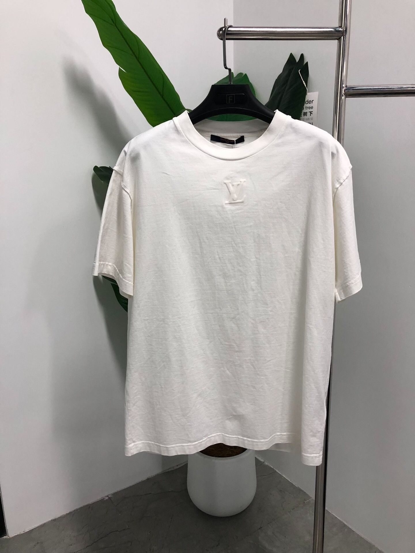 Louis Vuitton Louis Vuitton Embossed Logo T-Shirt M Size US M / EU 48-50 / 2 - 1 Thumbnail