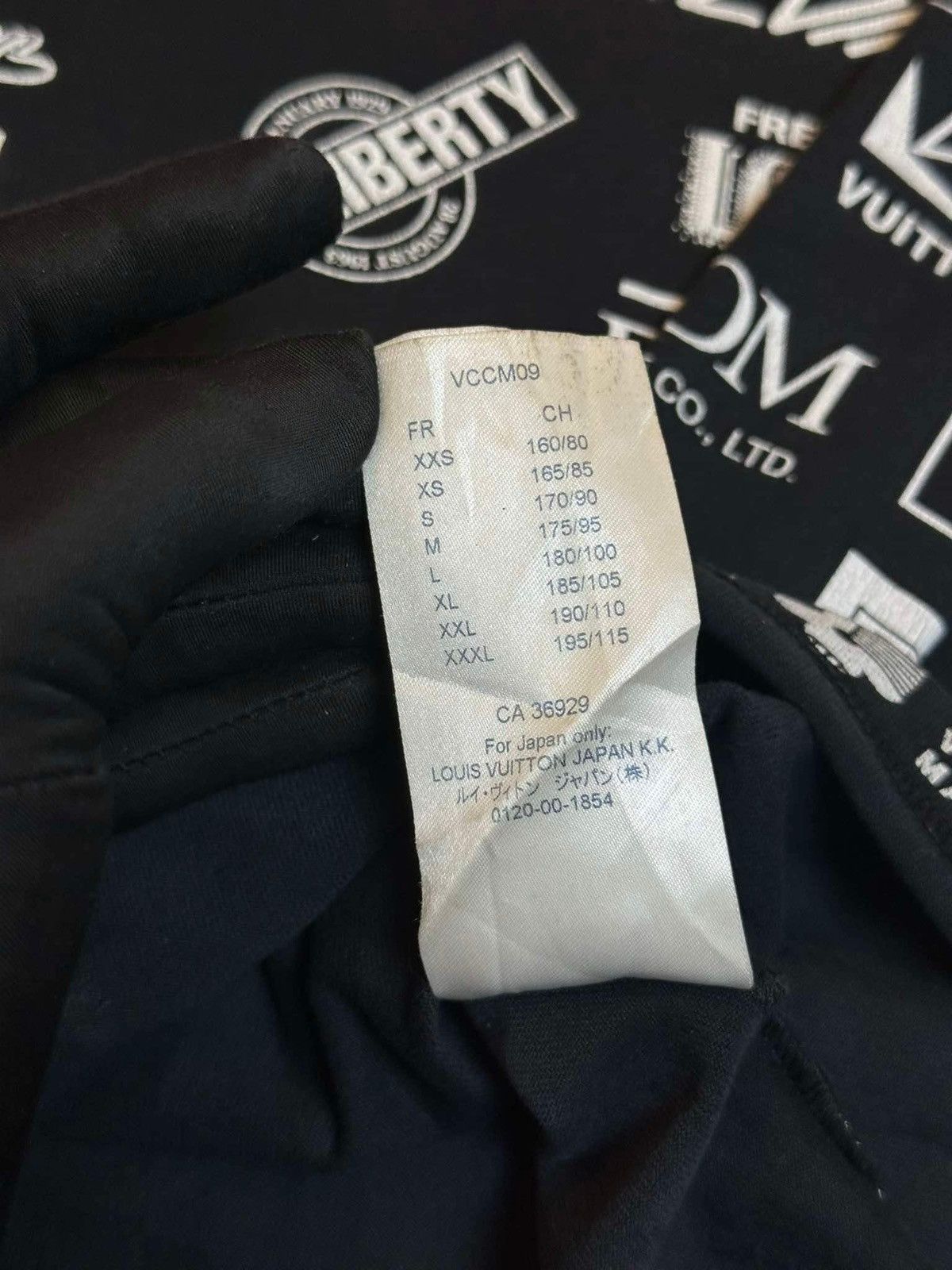 Louis Vuitton LOUIS VUITTON FULL LOGO T SHIRT Size US S / EU 44-46 / 1 - 7 Thumbnail