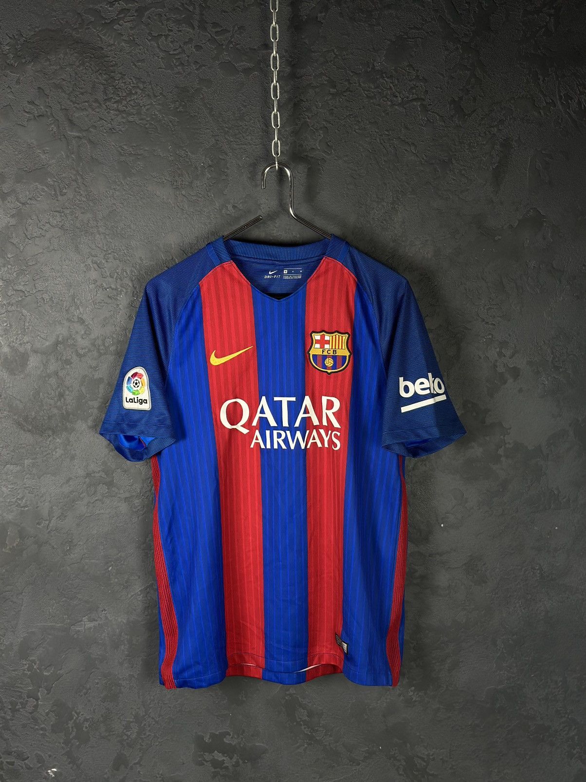 Nike × Vintage 2016/17 Barcelona Home Jersey Suarez 9Nike T-shirt+ Shorts Size US M / EU 48-50 / 2 - 2 Thumbnail