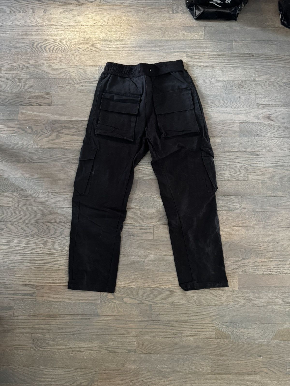 パンツ mnmlLEATHER FLAREDENIM mnml Men's B449 Leather Cargo Flare Pants - Black, 28 at Amazon