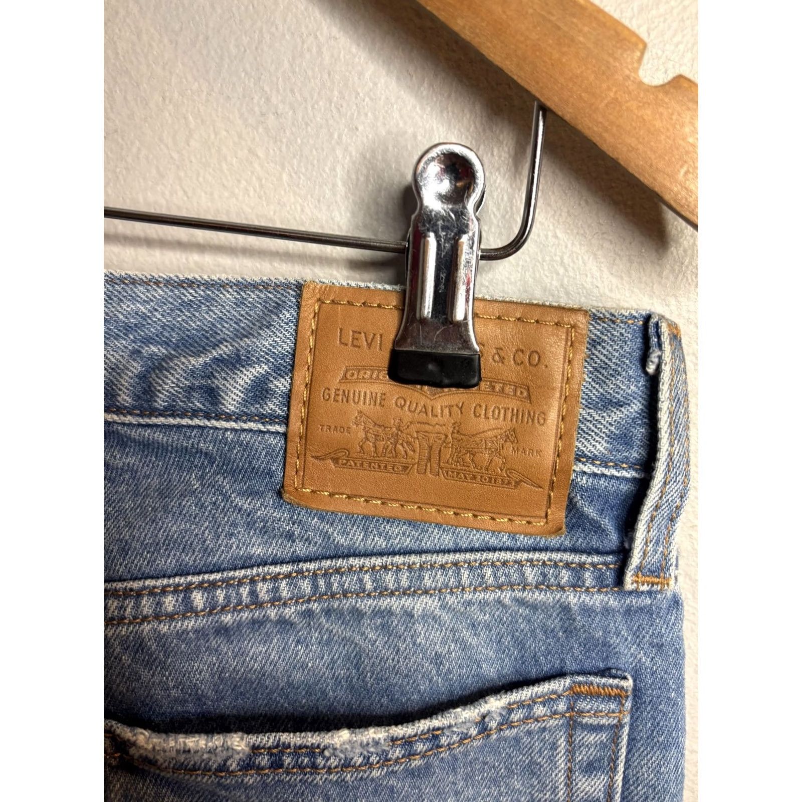 Levi's Levi's Wedgie Straight Jeans Womens 25 Blue Light Wash High Rise Cropped Raw Hem Denim Slim Straight Size 42" / US 20 - 7 Thumbnail
