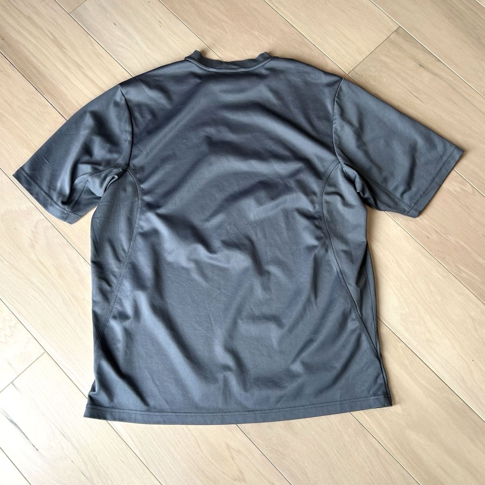 Nike Nike Essentials Center Swoosh Performance Shirt Gray 2XL Mens Short Sleeve Polyester Distressed 2000s Vintage Nike Shirt Size US XXL / EU 58 / 5 - 6 Thumbnail