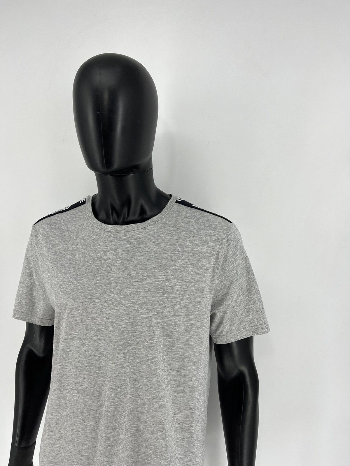 Moschino Vintage Y2K Moschino Blank Tee Shirt Mini logo luxury SizeXL Size US XL / EU 56 / 4 - 4 Thumbnail