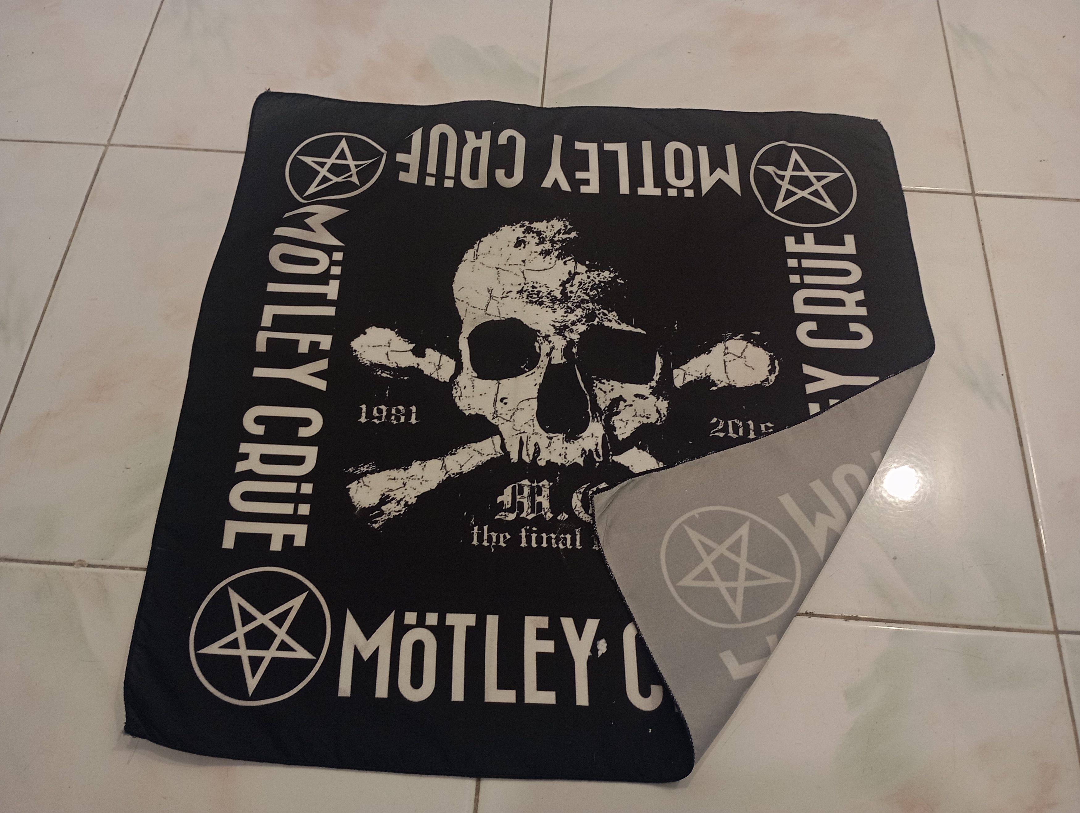 Band Tees Bootleg Skulls Bandana Handkerchief Motley Crue Size ONE SIZE - 2 Thumbnail