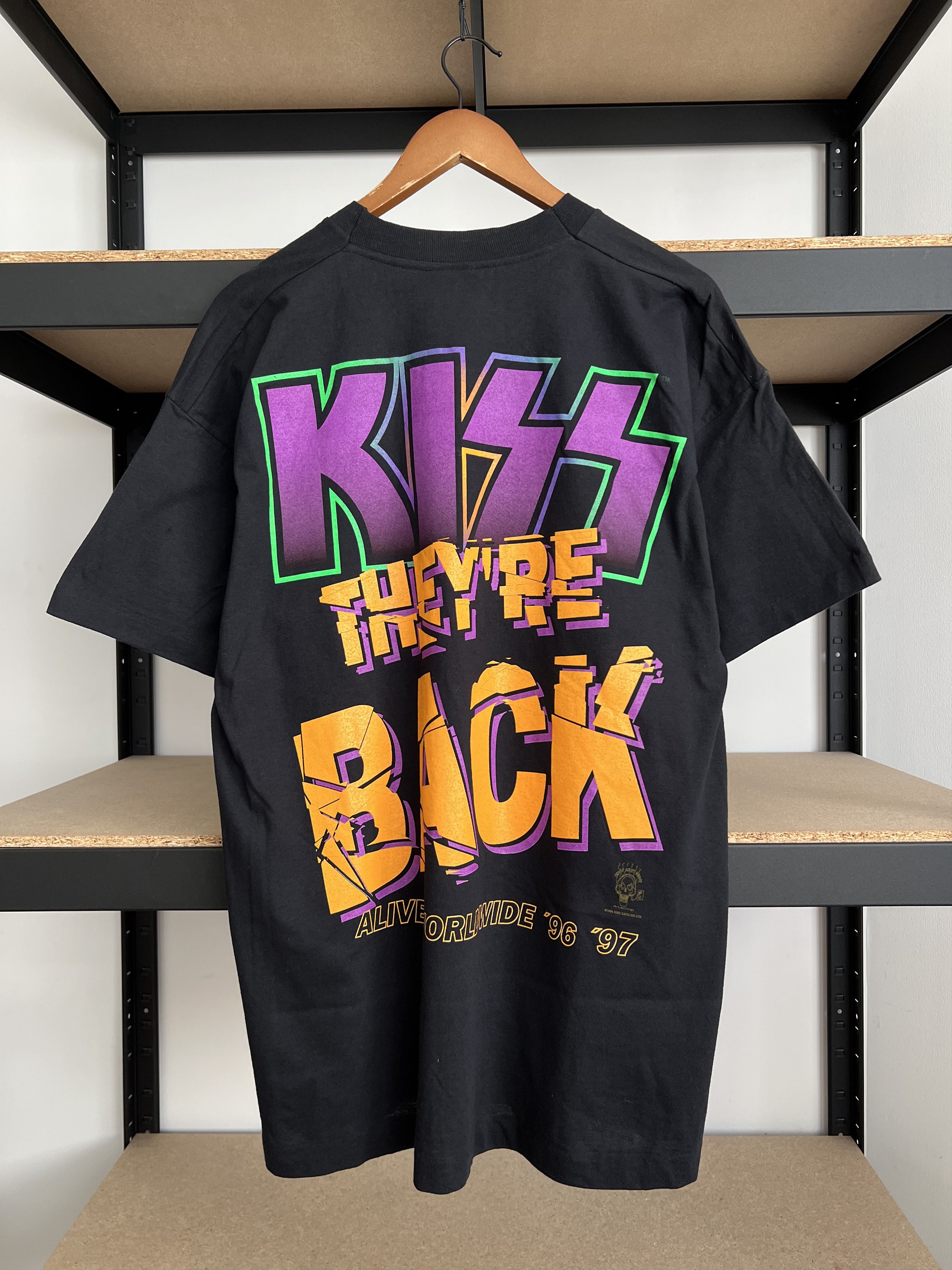 Band Tees Vintage 1996 Kiss They're Back Alive Worldwide 96 97 T-shirt Size US XL / EU 56 / 4 - 2 Thumbnail