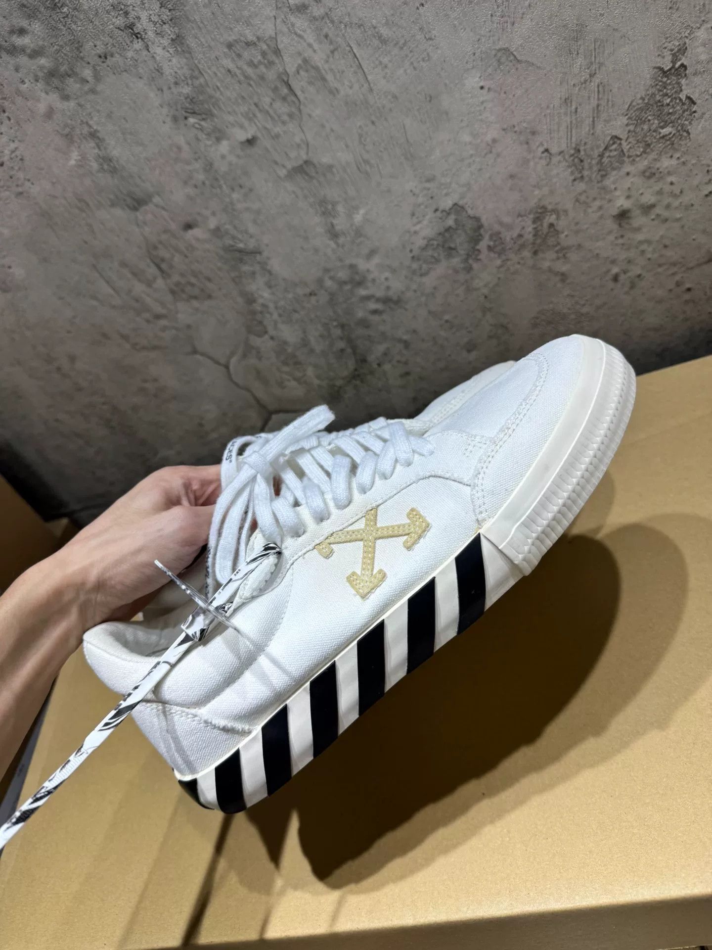 Off-White Off-White White Lowtop Sneakers 44 Men Size US 10.5 / EU 43-44 - 1 Thumbnail