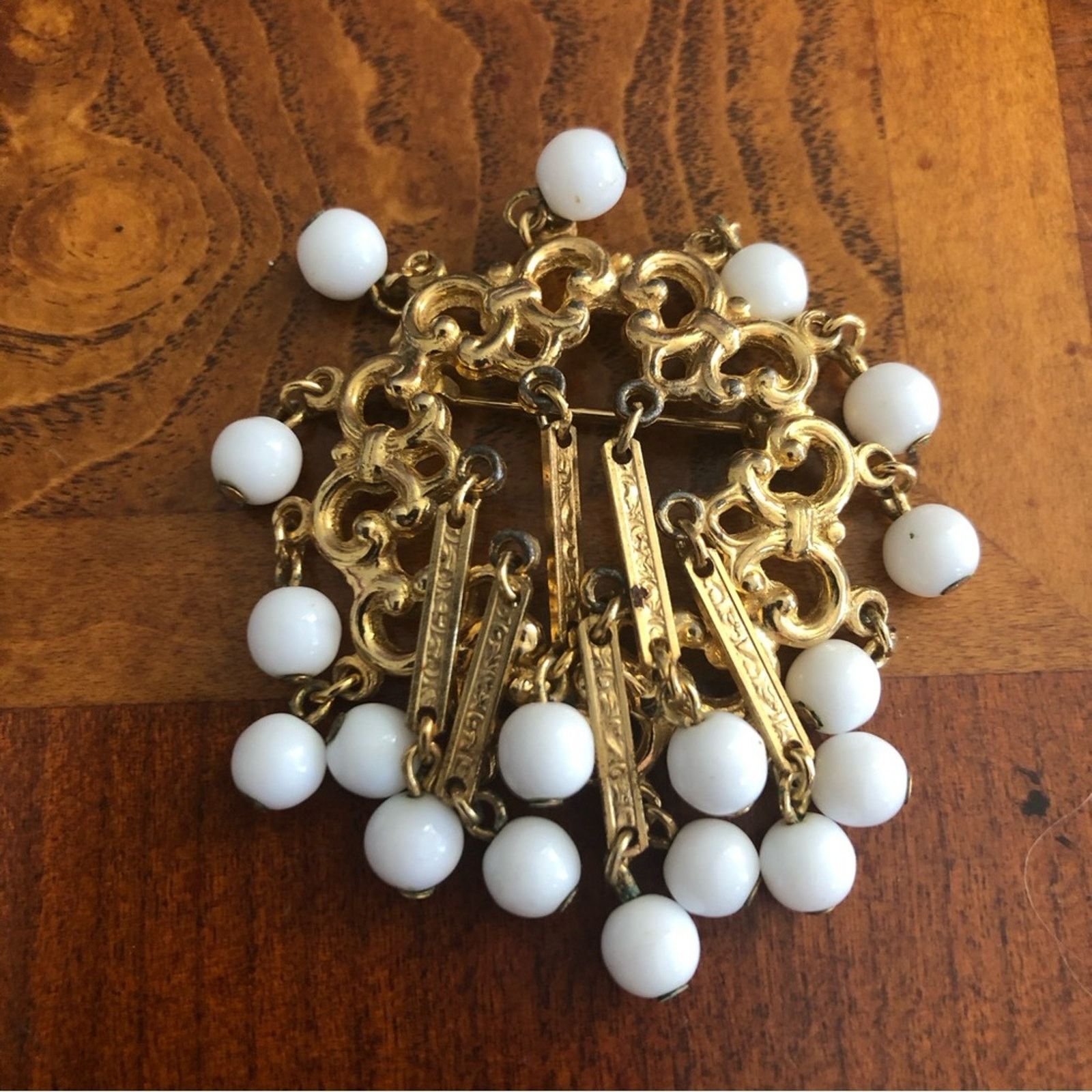 Vintage Vintage milk glass dangle bead gold tone brooch pin Size ONE SIZE - 2 Thumbnail