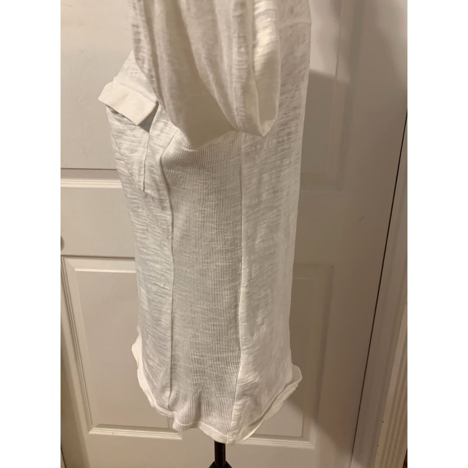 Jones New York VINTAGE? WOMENS Jones Newyork Shirt S White V-Neck Burnout Style Roll Sleeves Top Shirt#2169 Size S / US 4 / IT 40 - 4 Thumbnail