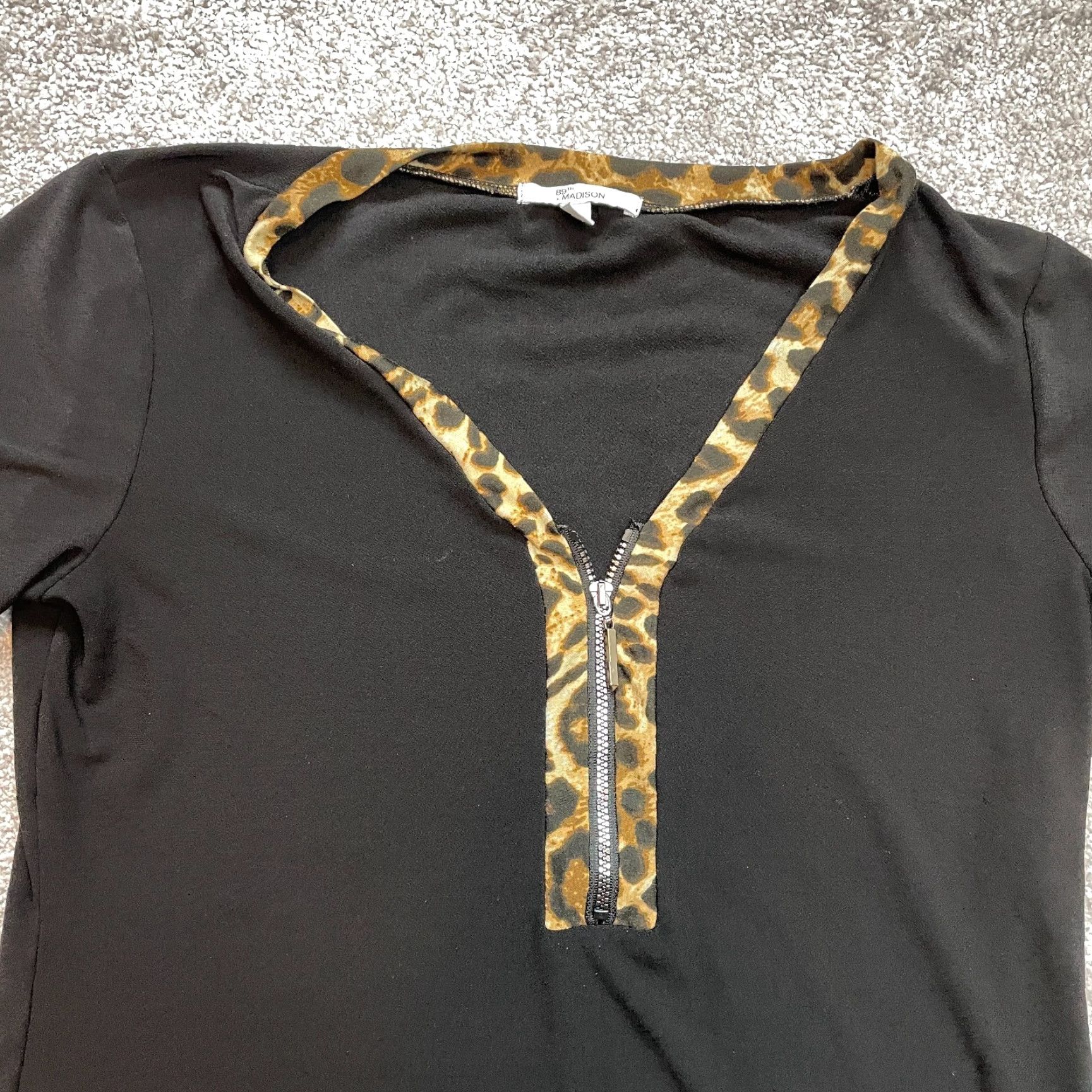 Vintage 89th & Madison Blouse Shirt Womens Small Black Short Sleeve Leopard Print Trim V-Neck Button Knit Polyester Size S / US 4 / IT 40 - 2 Thumbnail