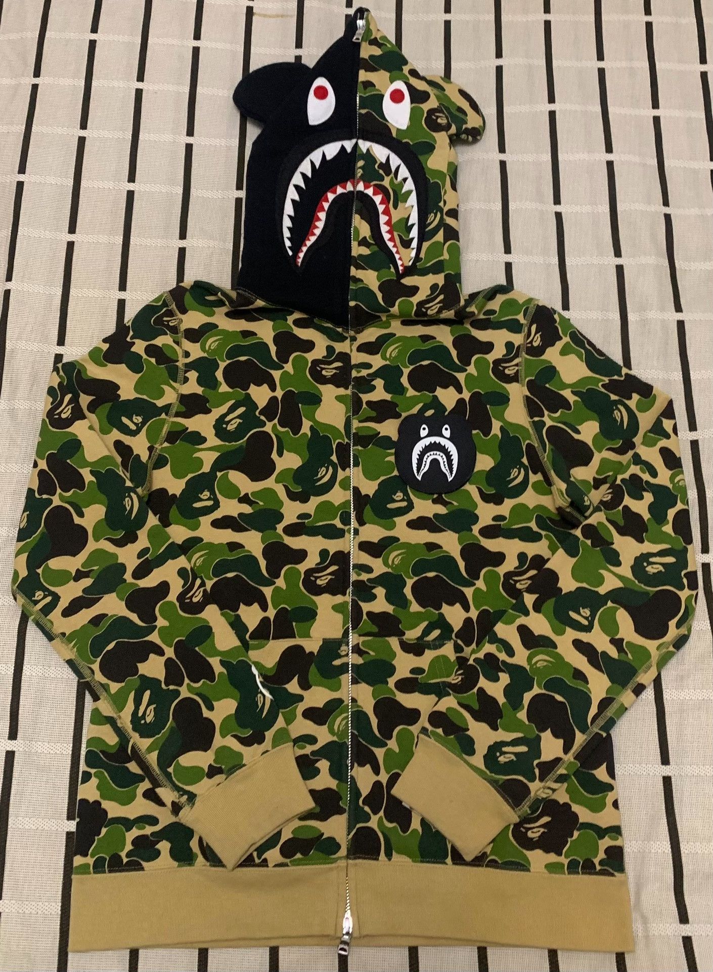 Bape Bape Shark Camo Green Light Jacket S Men Size US S / EU 44-46 / 1 - 1 Thumbnail