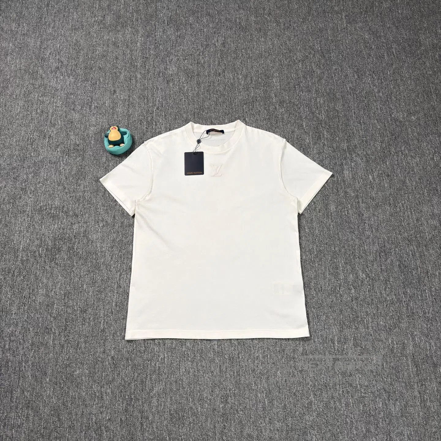 Louis Vuitton LV 25 White Embossed Logo T-shirt. Size US M / EU 48-50 / 2 - 1 Thumbnail