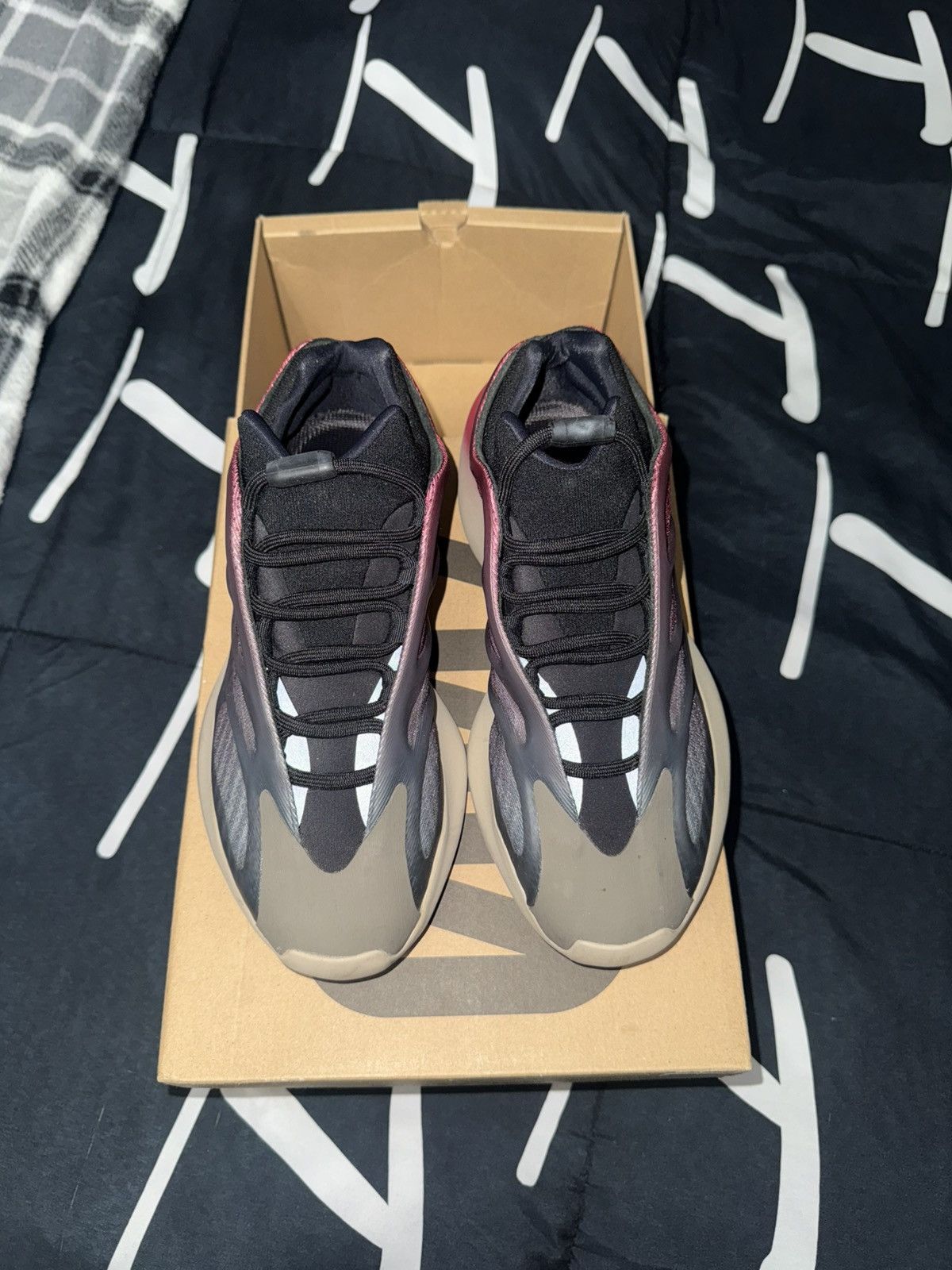 Yeezy Yeezy 700 v3 Size US 7.5 / EU 40-41 - 1 Thumbnail