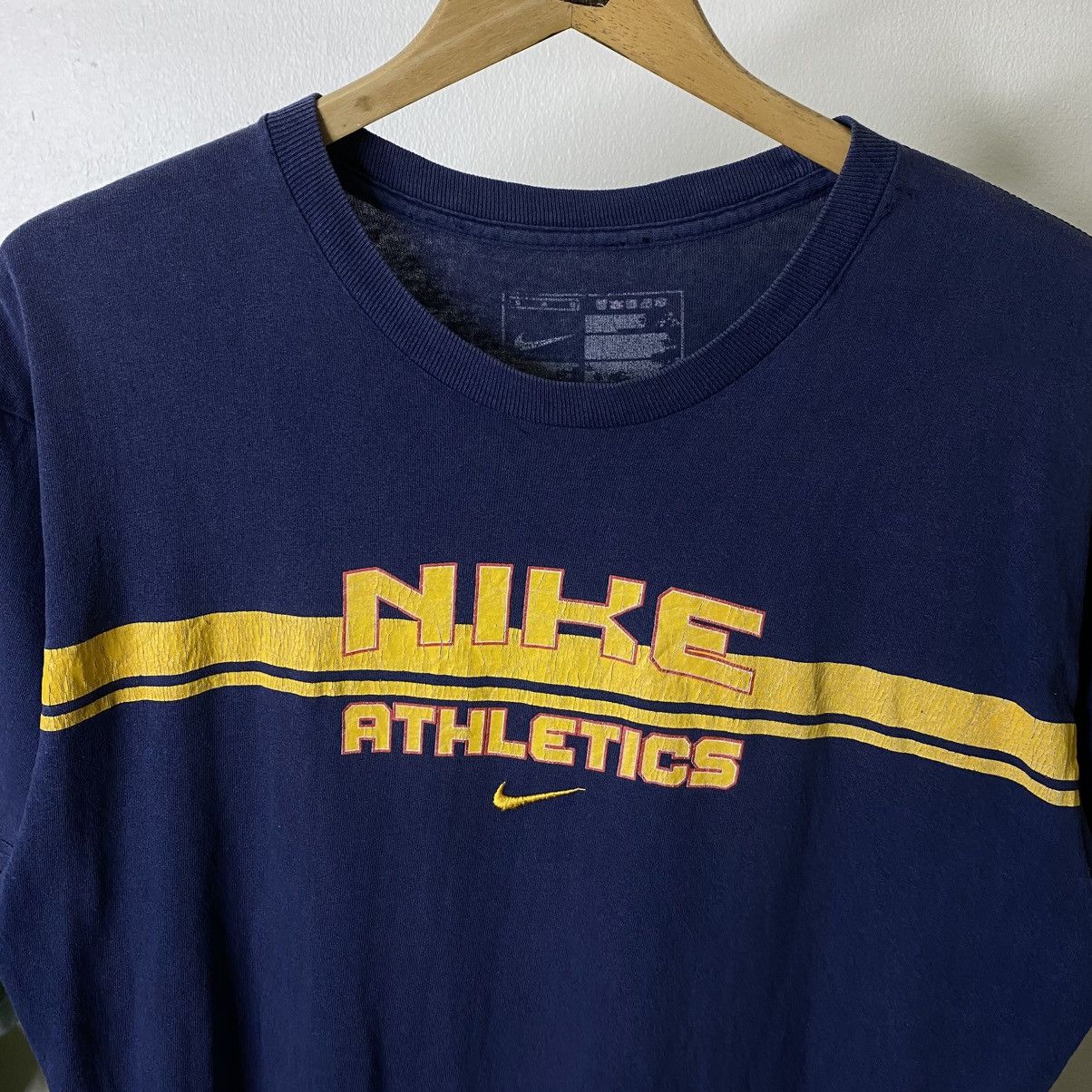Nike 2000s Nike Athletics Embroidered Center Swoosh T Shirt Size US L / EU 52-54 / 3 - 2 Thumbnail
