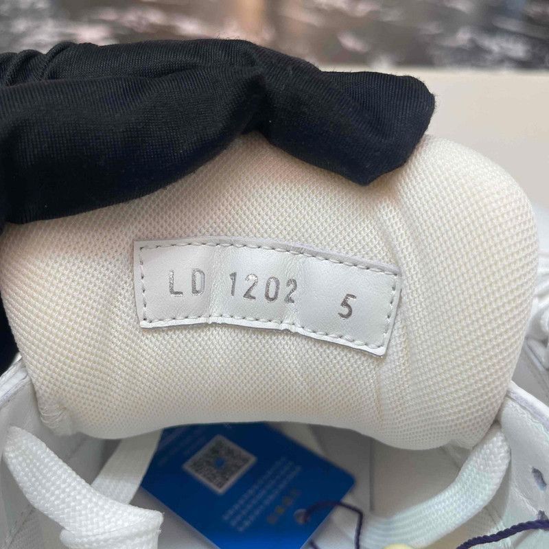 Louis Vuitton Louis Vuitton White Low Top Trainer Sneakers - Size US 8.5 / IT 38.5 - 9 Thumbnail