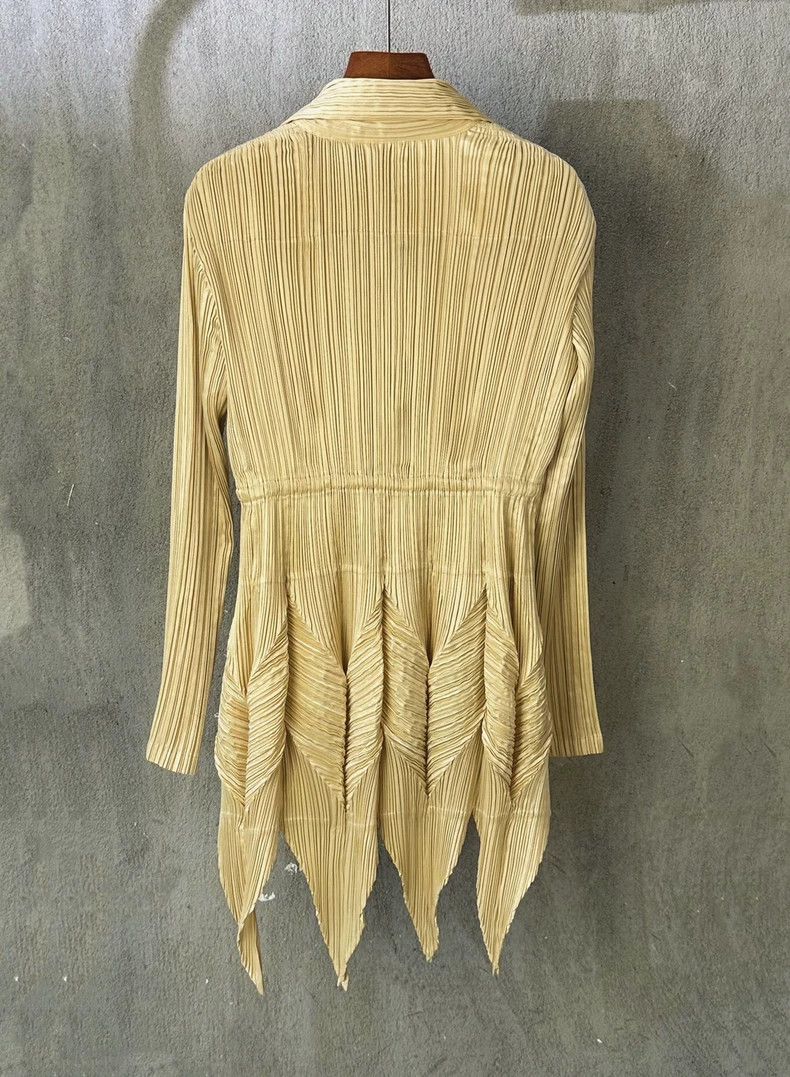 Issey Miyake Issey Miyake Shiny, pointed-angled, flower-bud pleated top Size M / US 6-8 / IT 42-44 - 2 Thumbnail