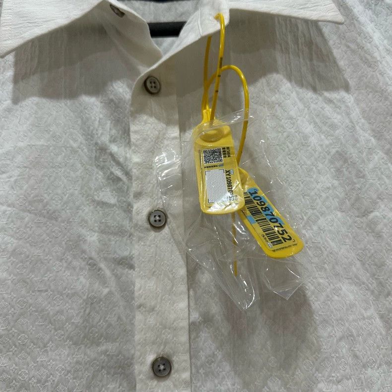 Louis Vuitton Louis Vuitton Embossed Dark Lines and Full Logo shirt Size US XS / EU 42 / 0 - 5 Thumbnail