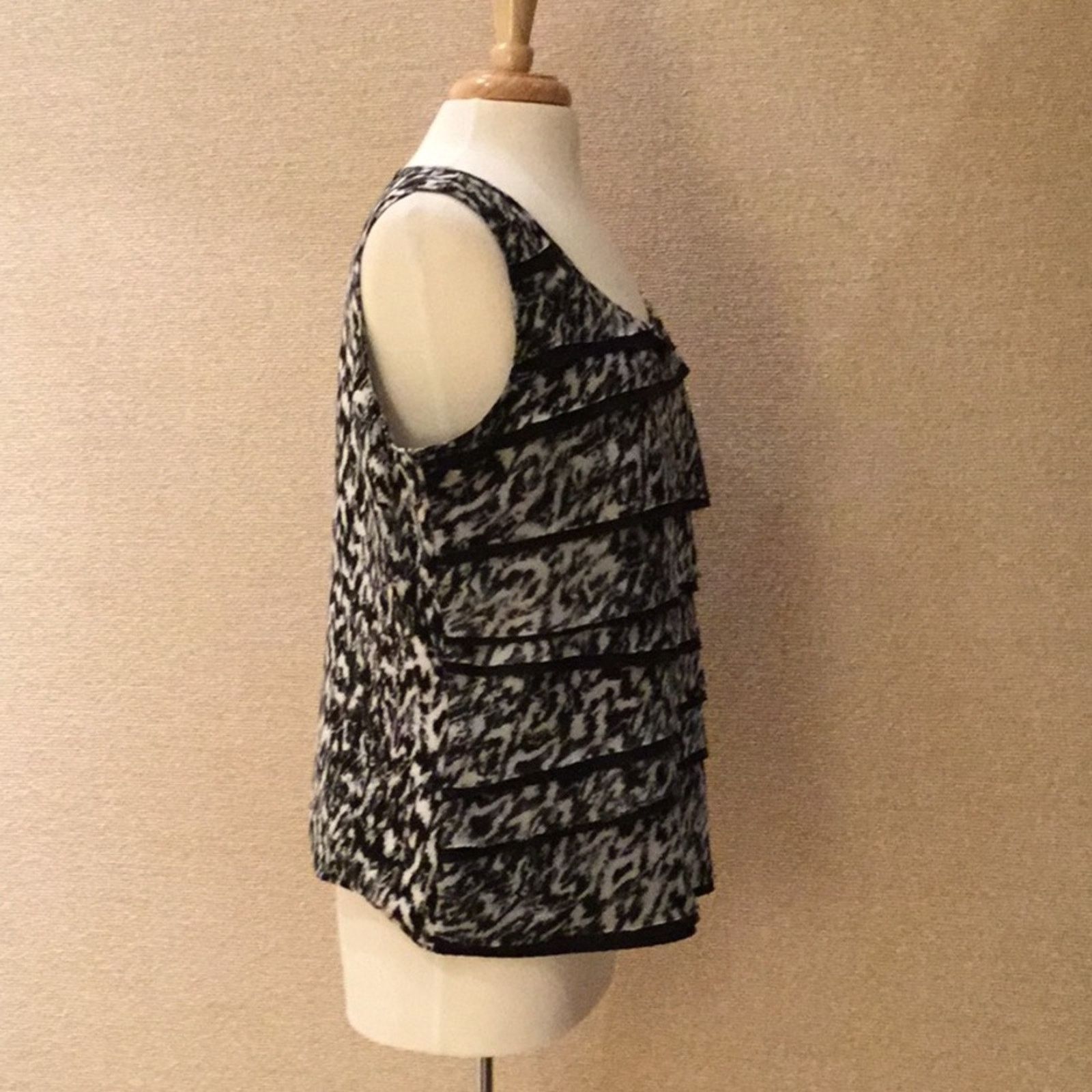 Other Chico's Ruffle Front Black White Top Tank Size 2/L/12 Size M / US 6-8 / IT 42-44 - 2 Thumbnail