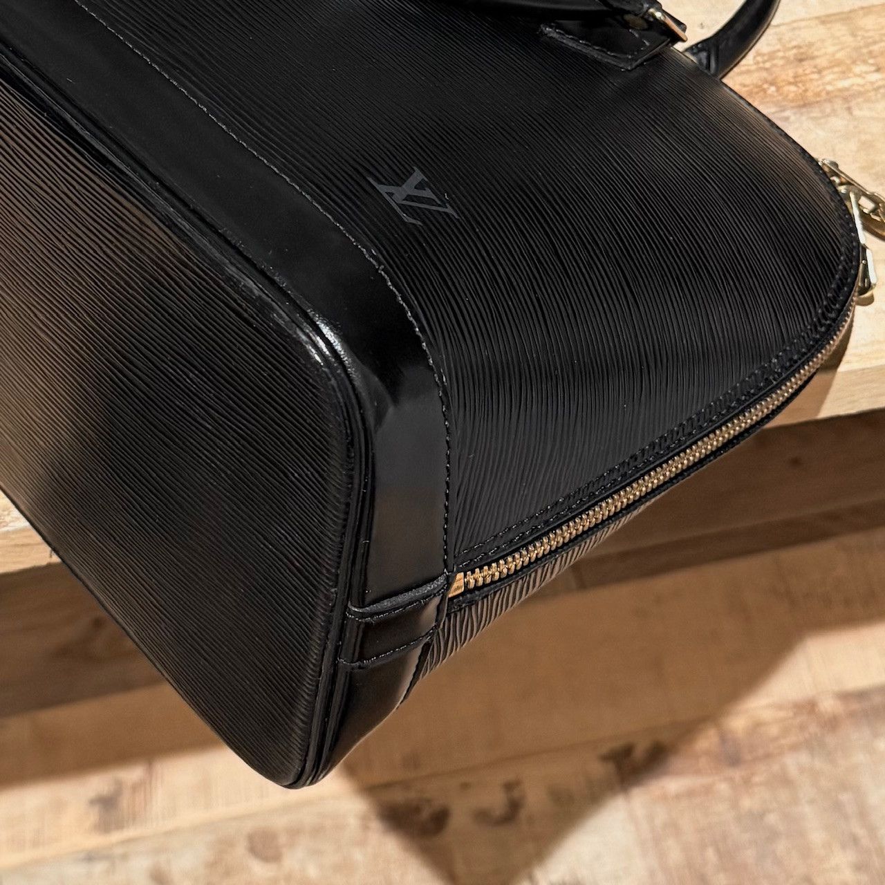 Louis Vuitton Louis Vuitton Vintage 1996 Black Epi Alma MM Handbag Size ONE SIZE - 11 Thumbnail