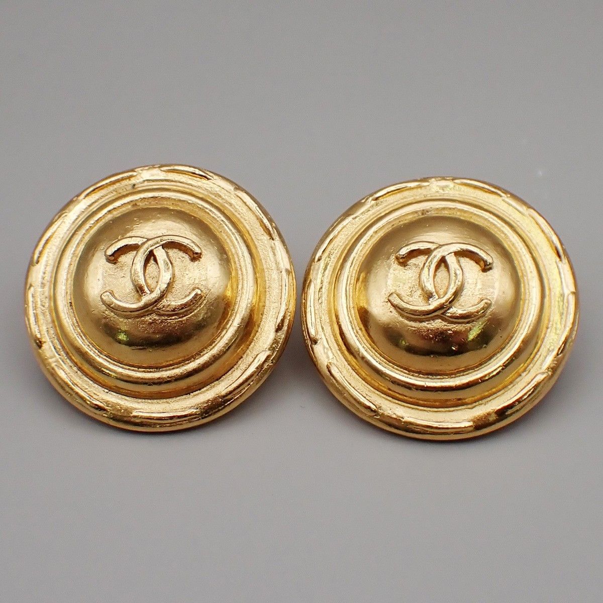 Chanel Chanel Vintage CC Round Button Clip-On Earrings Metal Size ONE SIZE - 1 Thumbnail