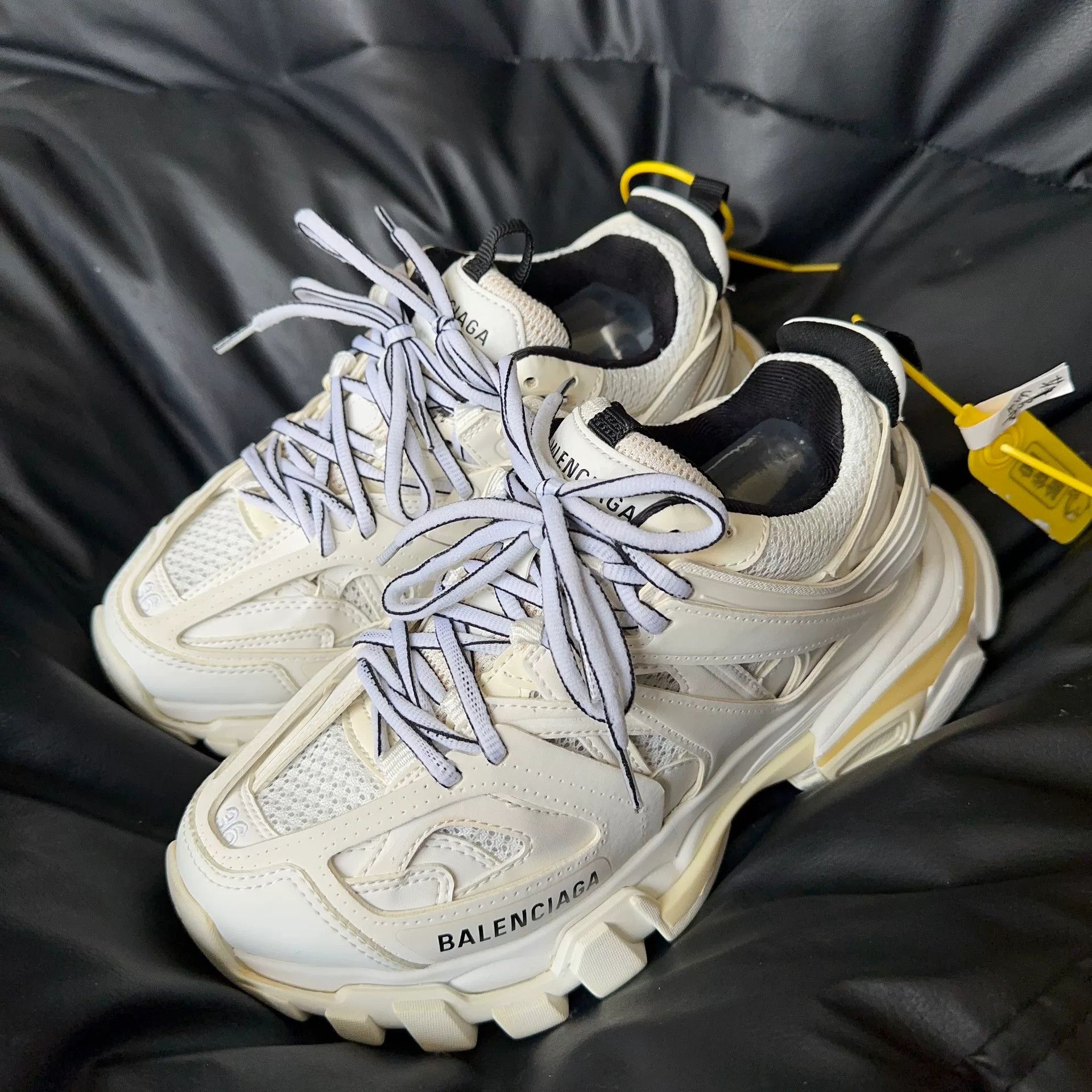 Balenciaga Balenciaga White Lowtop Sneakers 36 Women Size US 6 / IT 36 - 1 Thumbnail