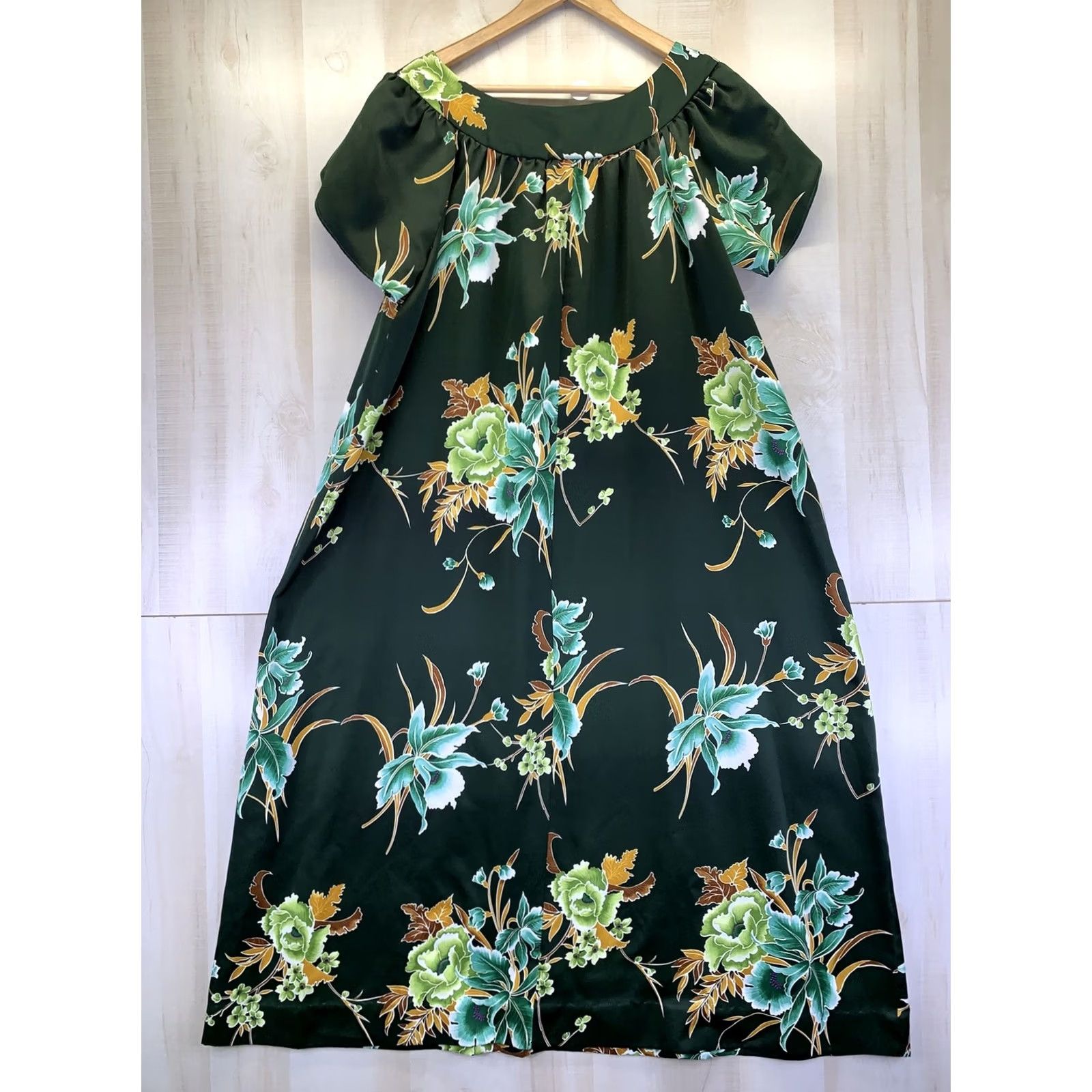Hilo Hattie VINTAGE Womens Short Sleeve Satin Polyester Tropical Floral Dress Large Green Base Maxi 1970-80s Hilo Hattie Size 36" / US 14 / IT 50 - 5 Thumbnail