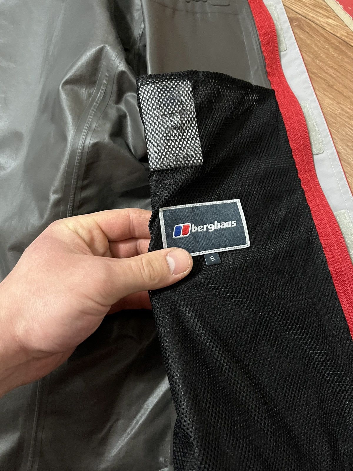 Berghaus Vintage Berghaus Gore-Tex Paclite Shell Jacket Size US S / EU 44-46 / 1 - 6 Thumbnail
