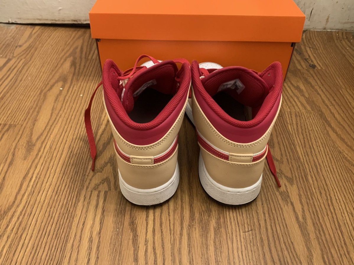 Jordan Brand × Nike Air Jordan 1 Mids Light Curry Size US 7 / EU 40 - 7 Thumbnail