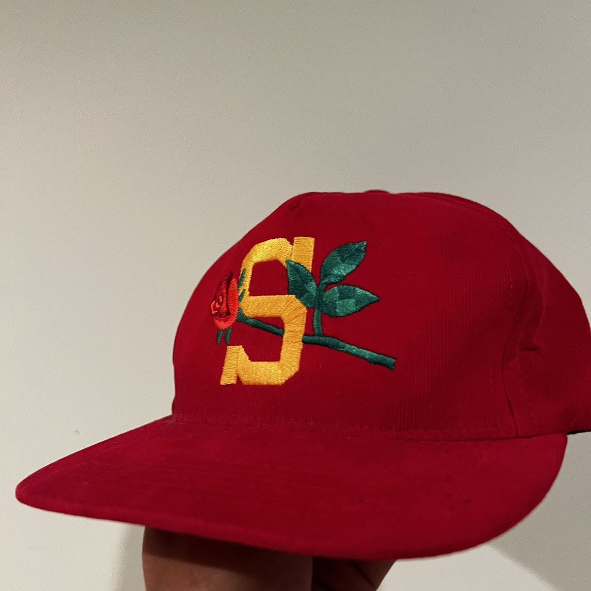 Supreme Supreme Rose S Logo snapback red Size ONE SIZE - 3 Thumbnail