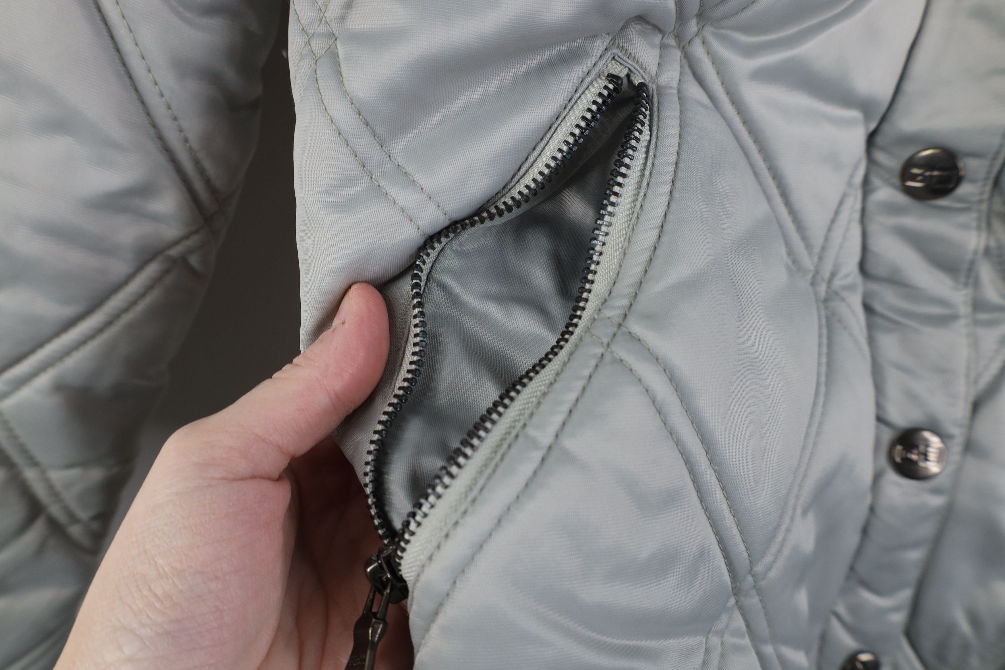 Guess Vintage 90s Y2K Guess Cropped Quilted Puffer Jacket Silver Size S / US 4 / IT 40 - 6 Thumbnail