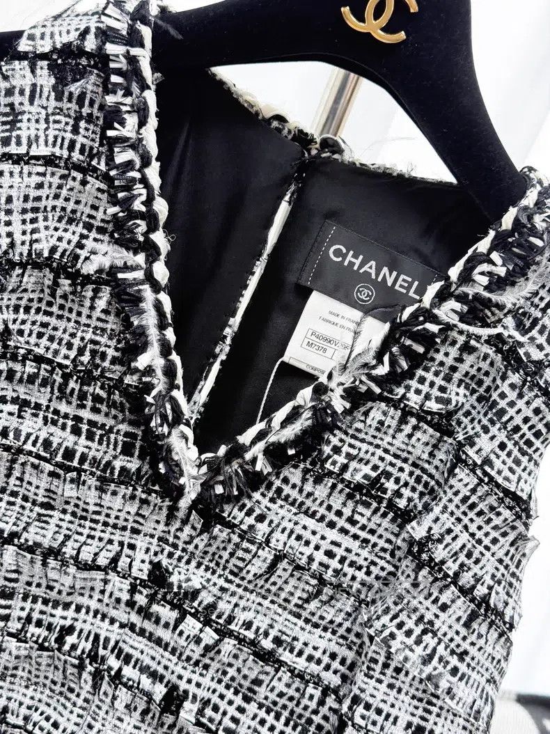 Chanel Chanel Feather rolled tweed V-neck sleeveless dress Size XS / US 0-2 / IT 36-38 - 4 Thumbnail
