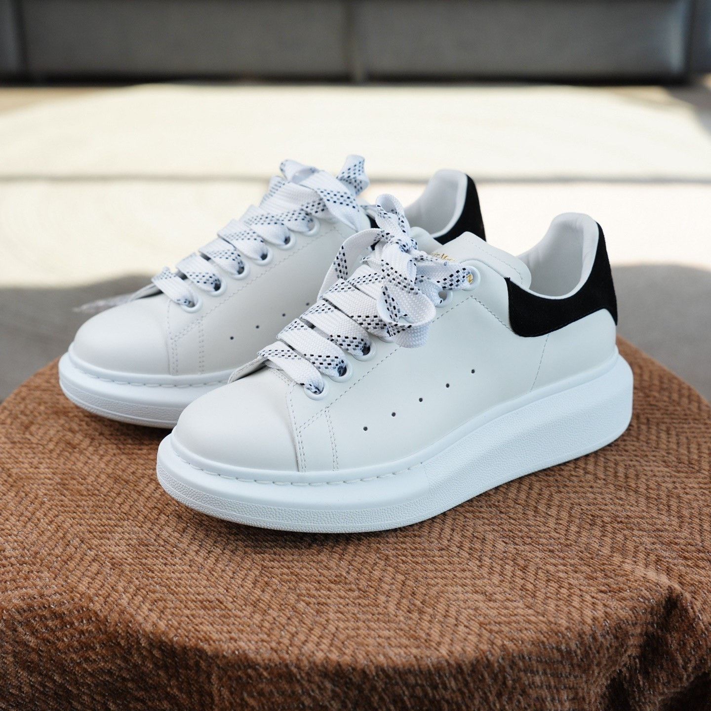 Alexander McQueen Alexander McQueen White Lowtop Sneakers us_6-5 Women Size US 6.5 / IT 36.5 - 1 Thumbnail