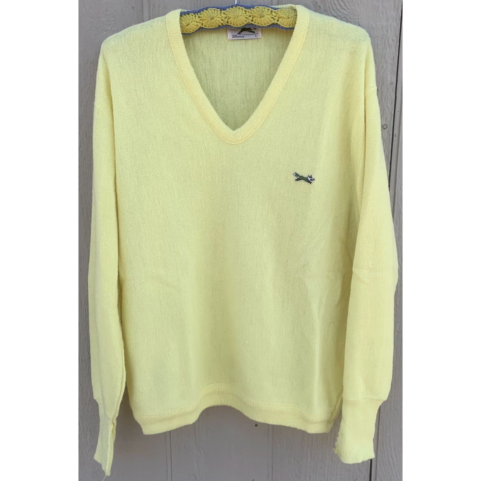 JCPenney VINTAGE The Fox Sweater JCPenney Men L Orlon Acrylic Yellow V-Neck Pullover Knits Solid 70s 80s Winter Seasons Mens Size US L / EU 52-54 / 3 - 3 Thumbnail