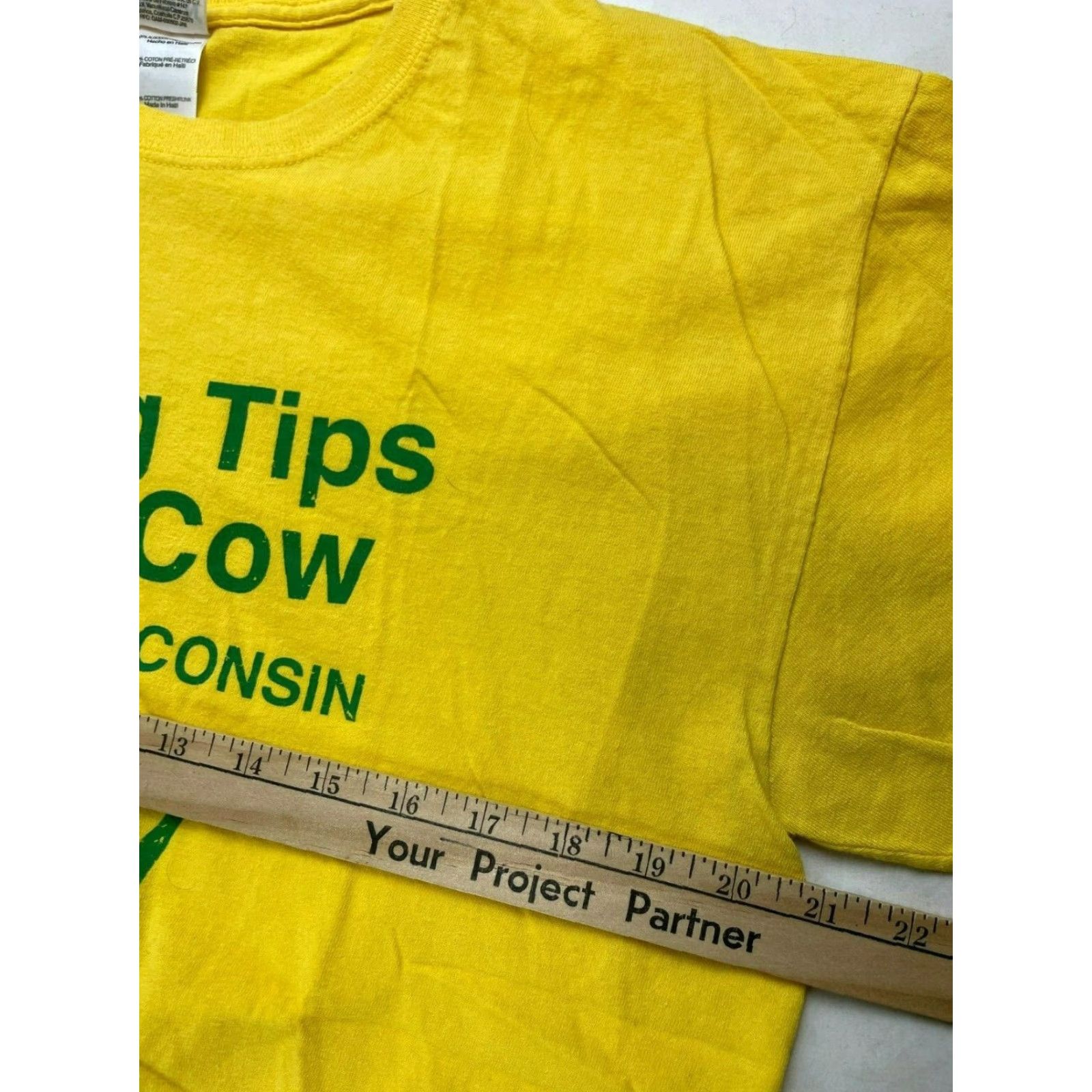Gildan **Yellow Gildan Men's Large T-Shirt "Nothing Tips Like a Cow"** User: **Large Yellow Gildan Men's T-Shirt "Nothing Tips Like a Cow"** Size US L / EU 52-54 / 3 - 5 Thumbnail