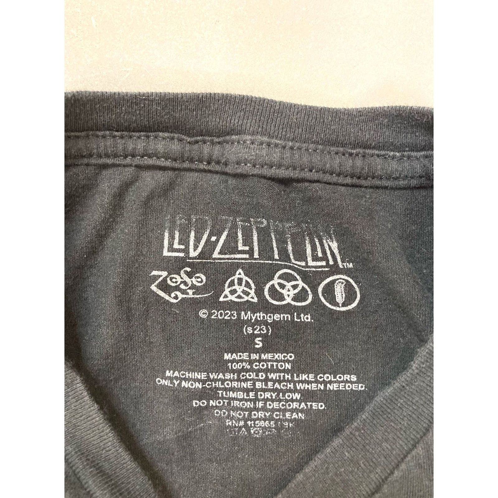 Vintage VINTAGE Led Zeppelin Graphic T-shirt United States Of America 1977 Band Music Logo Mens Small Black Cotton Crew Neck Short Sleeve Size US S / EU 44-46 / 1 - 4 Thumbnail