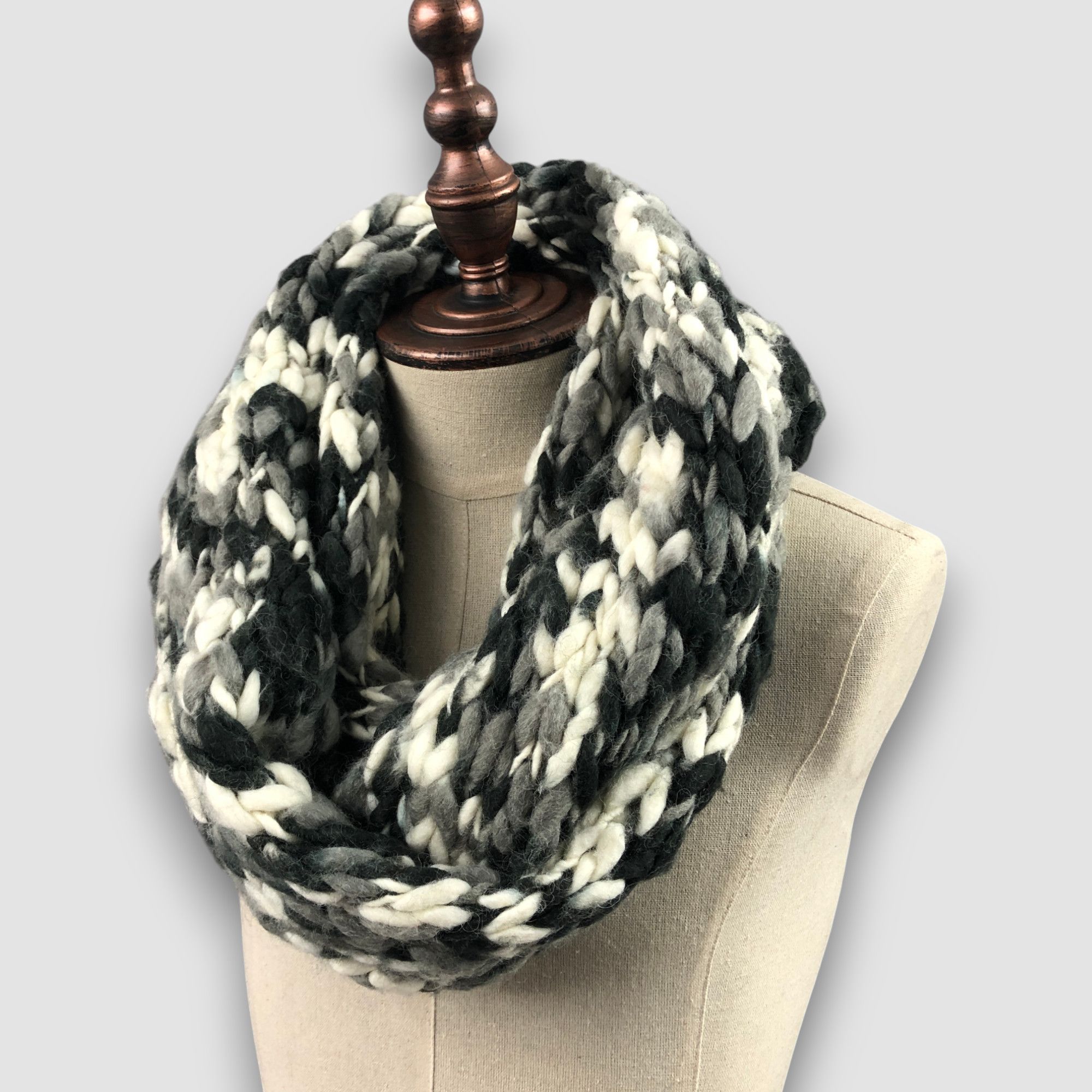 Hugo Boss Vintage Hugo Boss Infinity Scarf Chunky Crochet Wool Scarves Size ONE SIZE - 1 Thumbnail