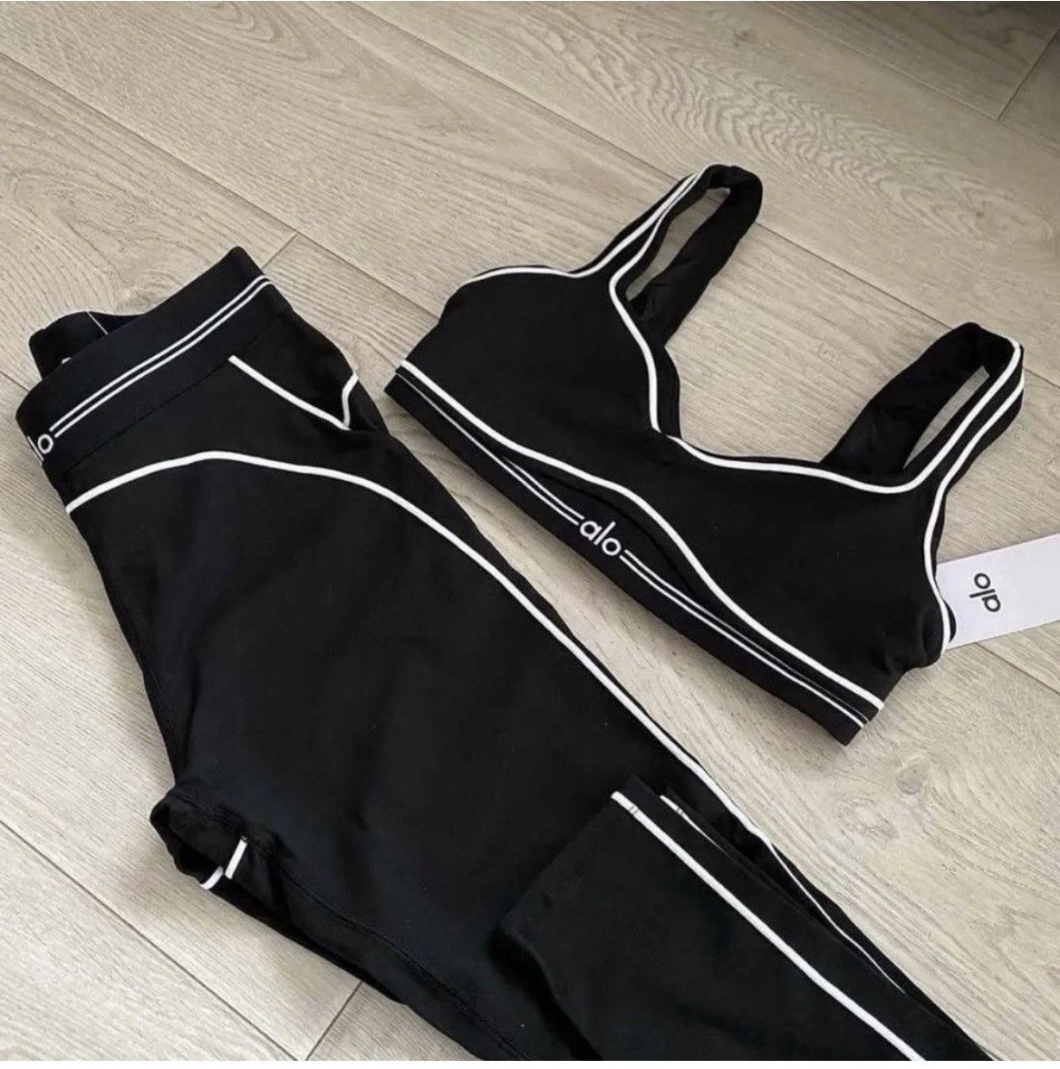 Alo Yoga Small Black and White Alo set Size 27" / US 4 / IT 40 - 4 Thumbnail